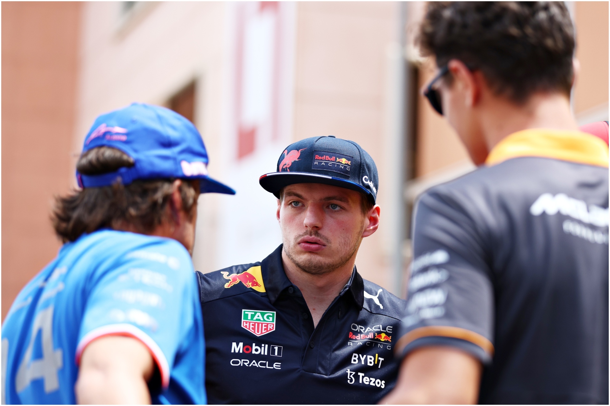 Verstappen habla con Alonso y Norris.