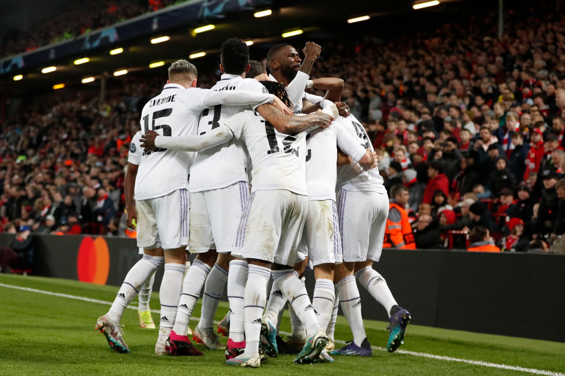 Los jugadores del Madrid celebran uno de los cinco goles marcados en Anfield.
