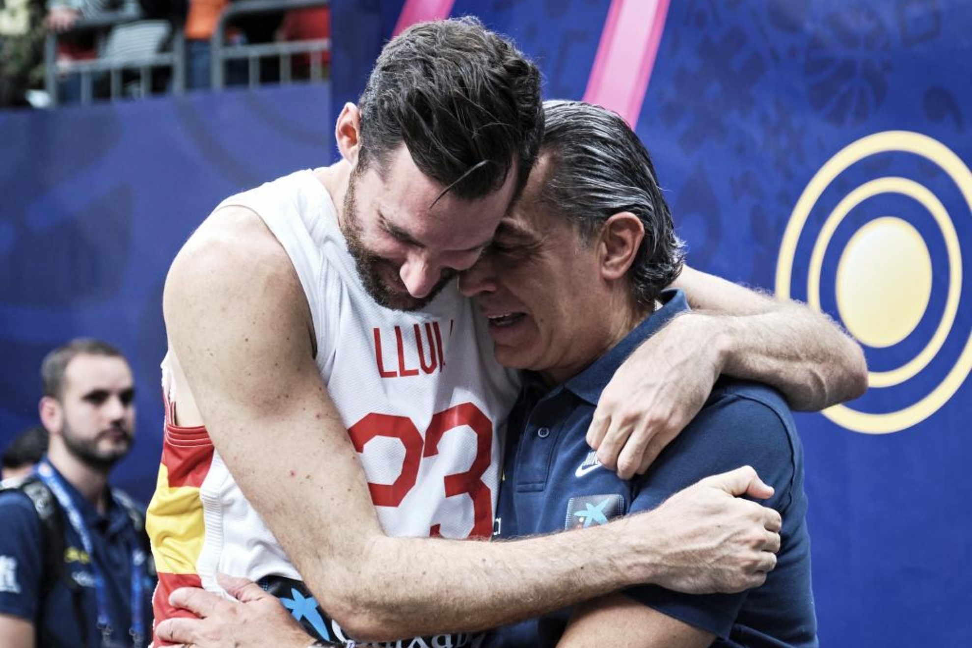 Scariolo y Rudy se abrazan en el último EuroBasket.