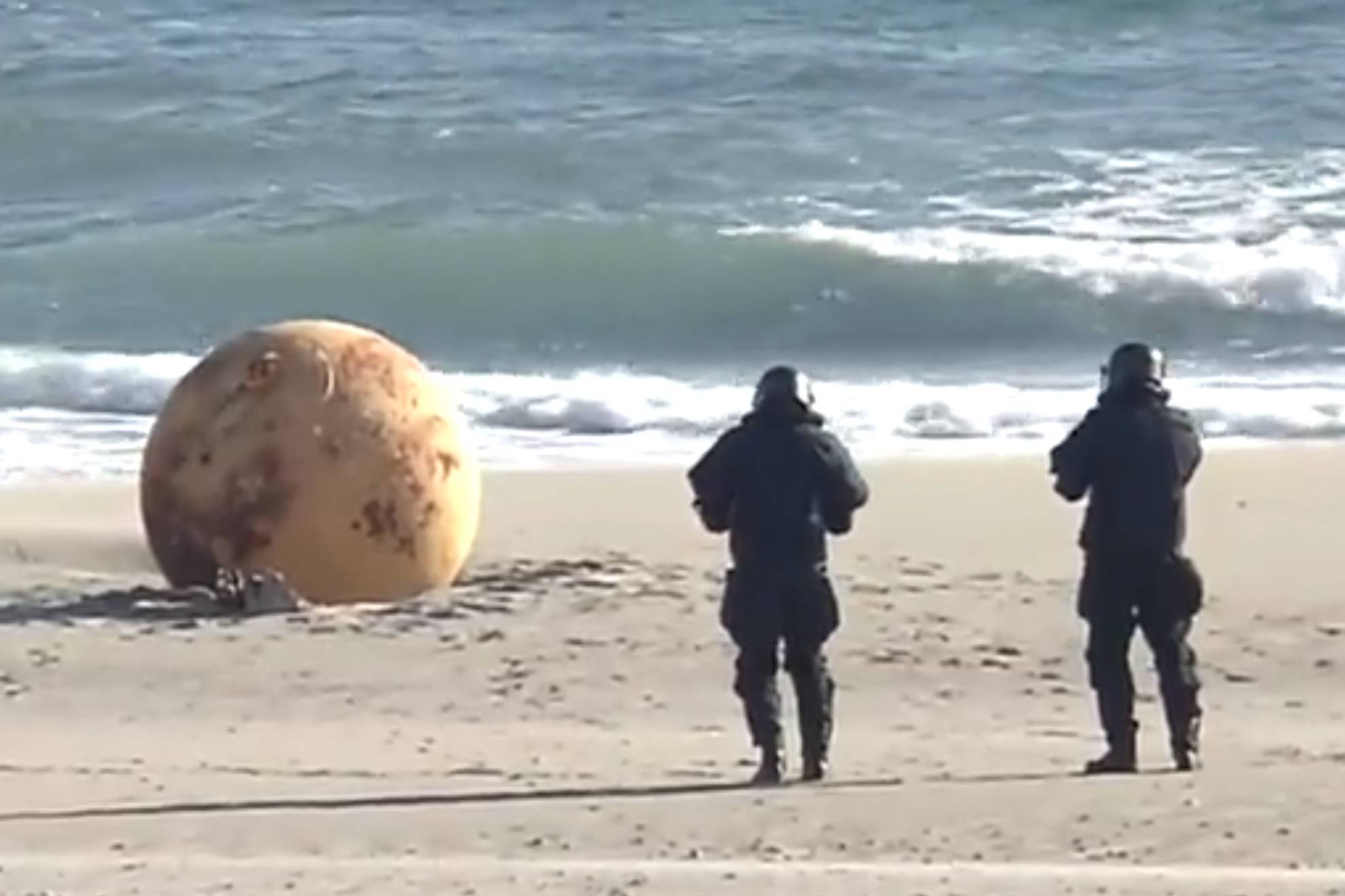 El misterio de la bola metlica que ha aparecido en una playa de Japn