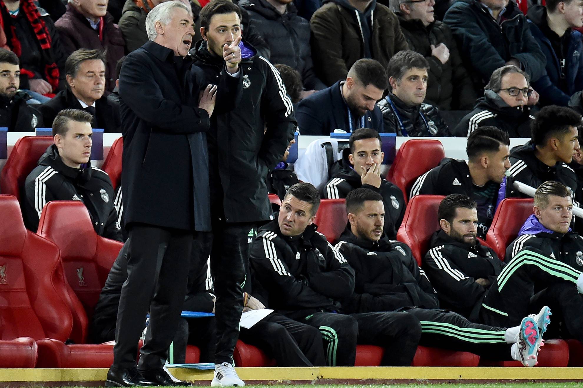 Ancelotti charla con Davide durante el partido en Anfield ante el Liverpool