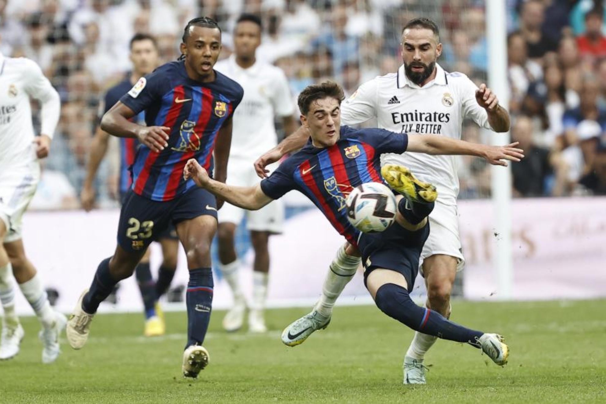 Carvajal y Gavi disputan un baln en un partido entre Real Madrid y Barcelona.
