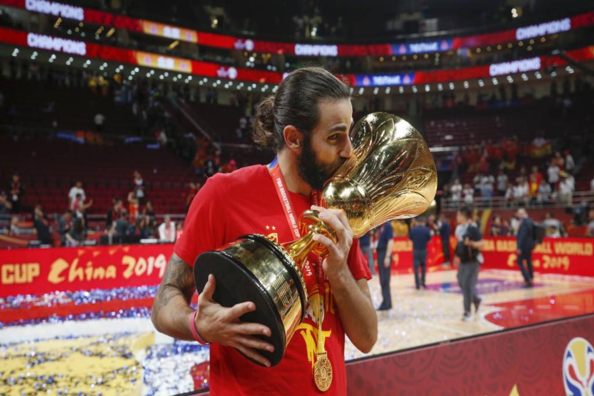 Ricky Rubio besa el trofeo de la Copa del Mundo que conquistó con España en 2019.