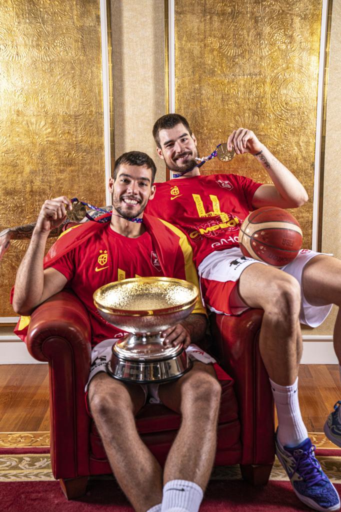Willy y Juancho Hernangmez, tras ganar el EuroBasket el pasado verano.