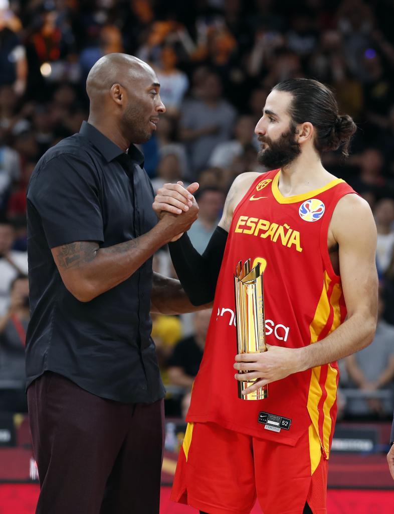 El malogrado Kobe Bryant entreg el trofeo de MVP del Mundial de 2019 a Ricky Rubio.