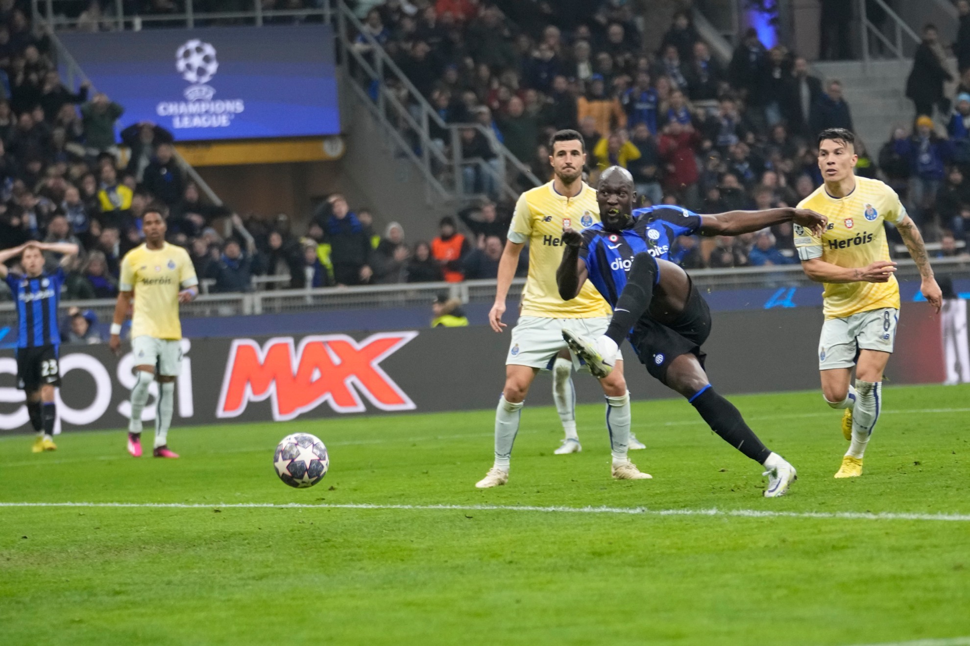 Lukaku remata para poner el marcador a favor del Inter ante el Oporto
