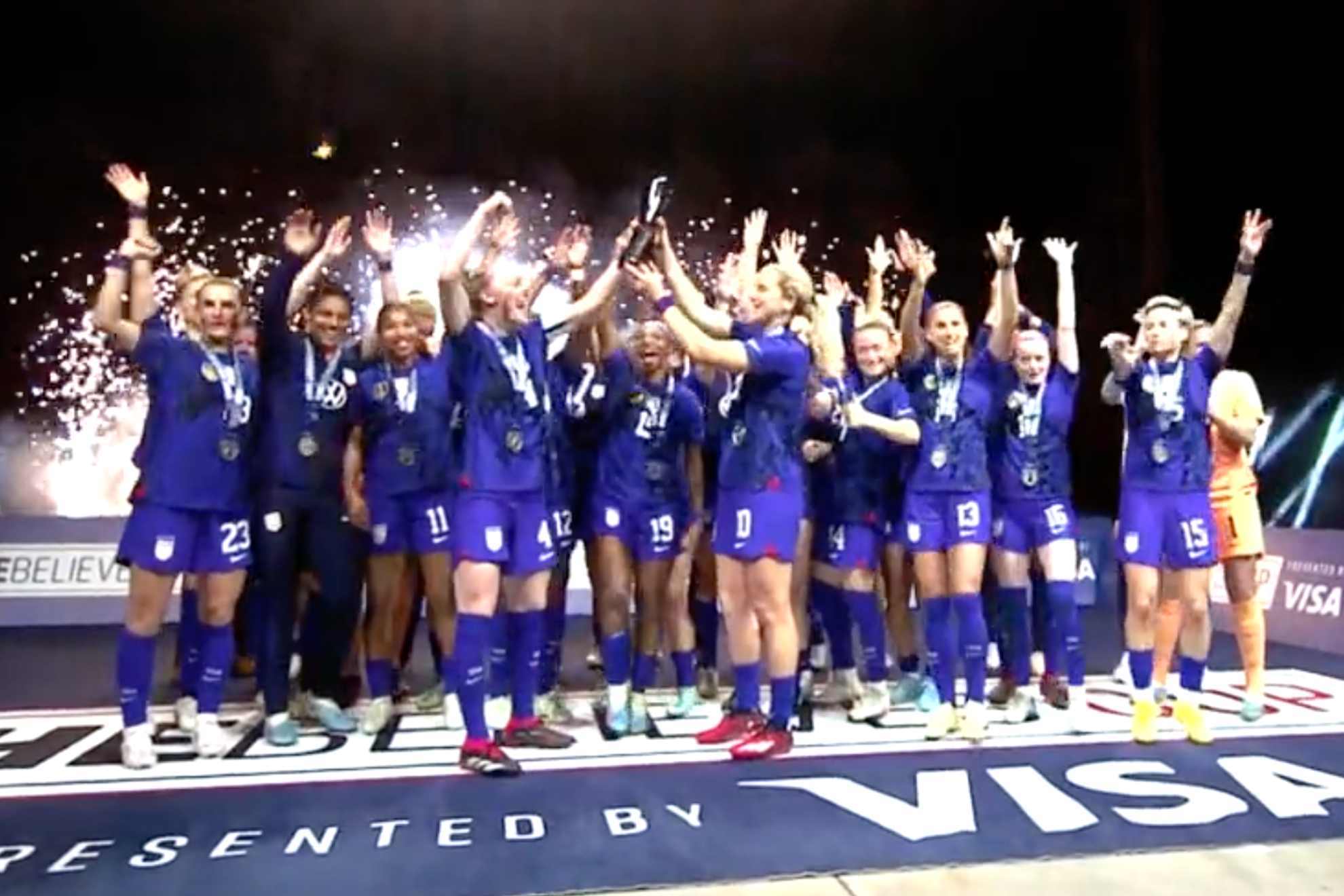L'équipe nationale féminine des États-Unis célèbre sa 4e SheBelieves Cup consécutive après avoir battu le Brésil en finale.