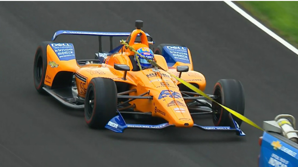 Alonso, remolcado en su primera vuelta en la clasificación de la Indy 500 en 2019.