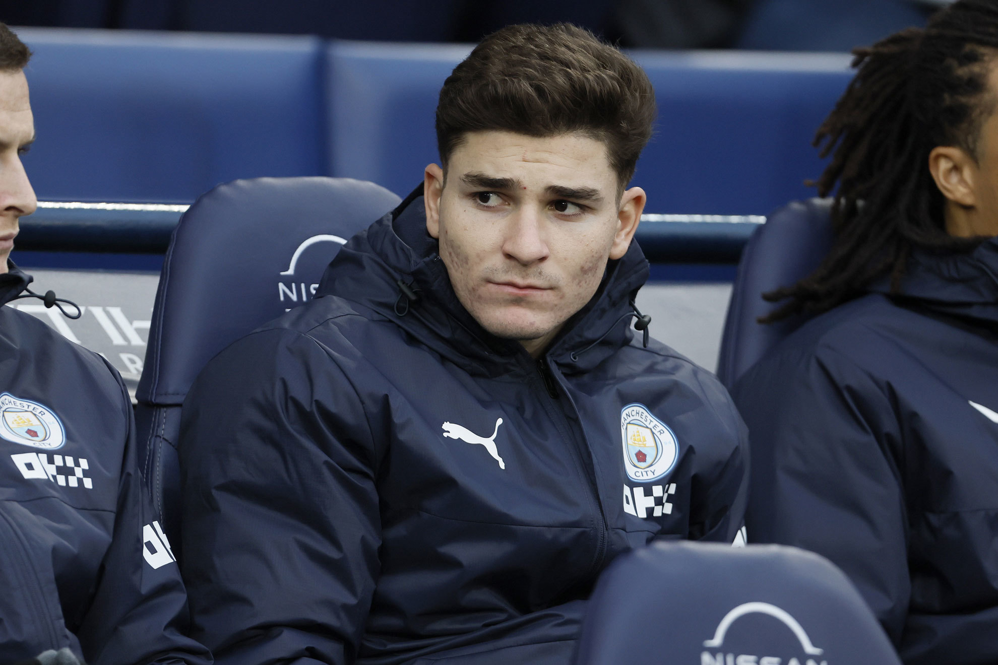 Julin lvarez, en el banquillo del Manchester City.