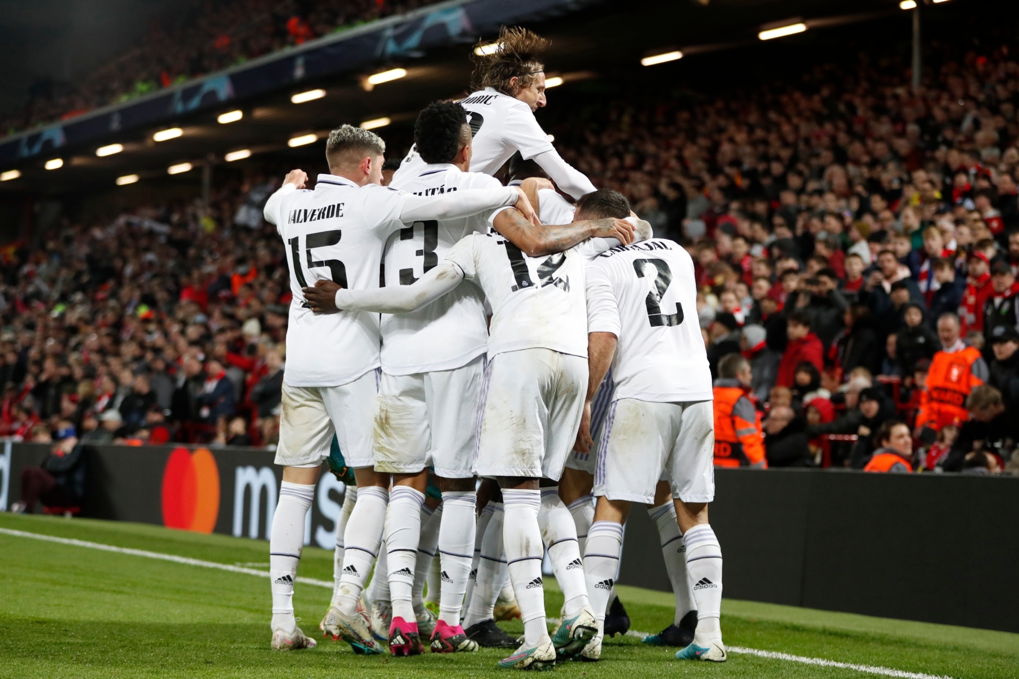 Los jugadores del Real Madrid celebran uno de lo cinco goles marcados en Anfield.