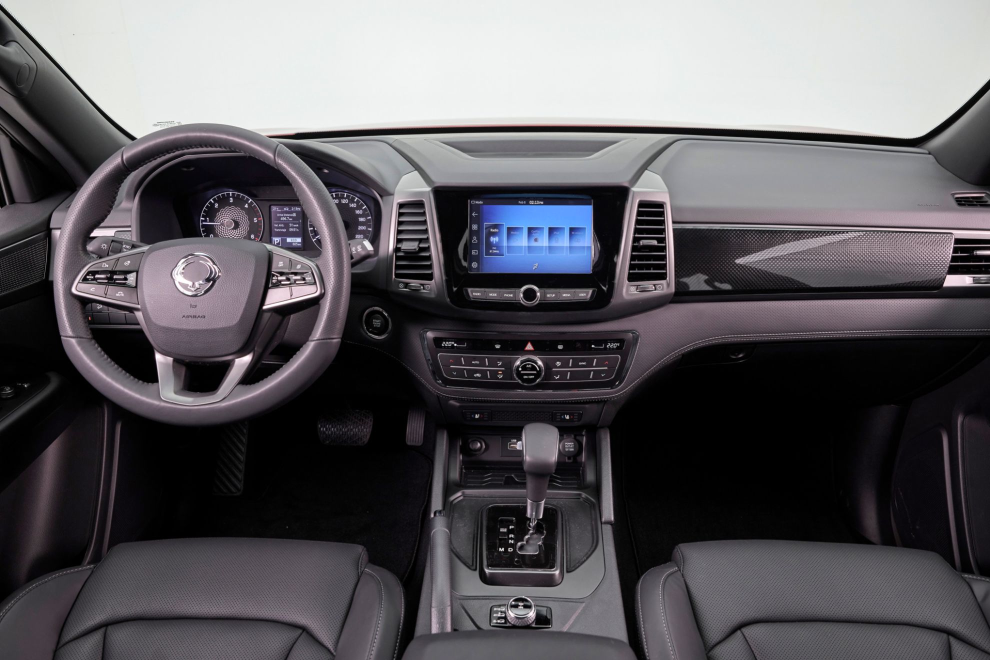 El interior del pick up Musso se inspira en el del SUV Rexton.