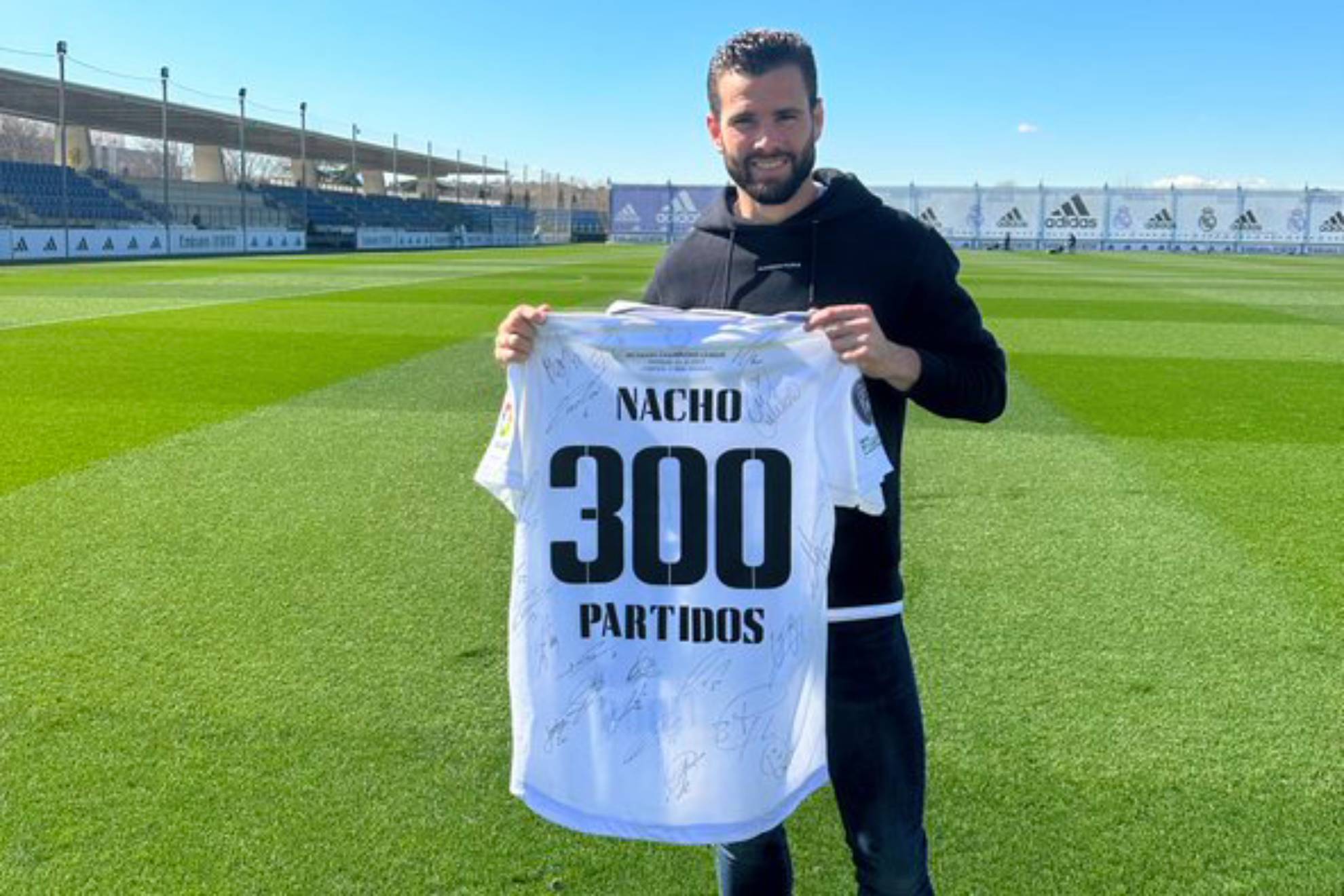 Nacho posa con la camiseta de los 300 partidos