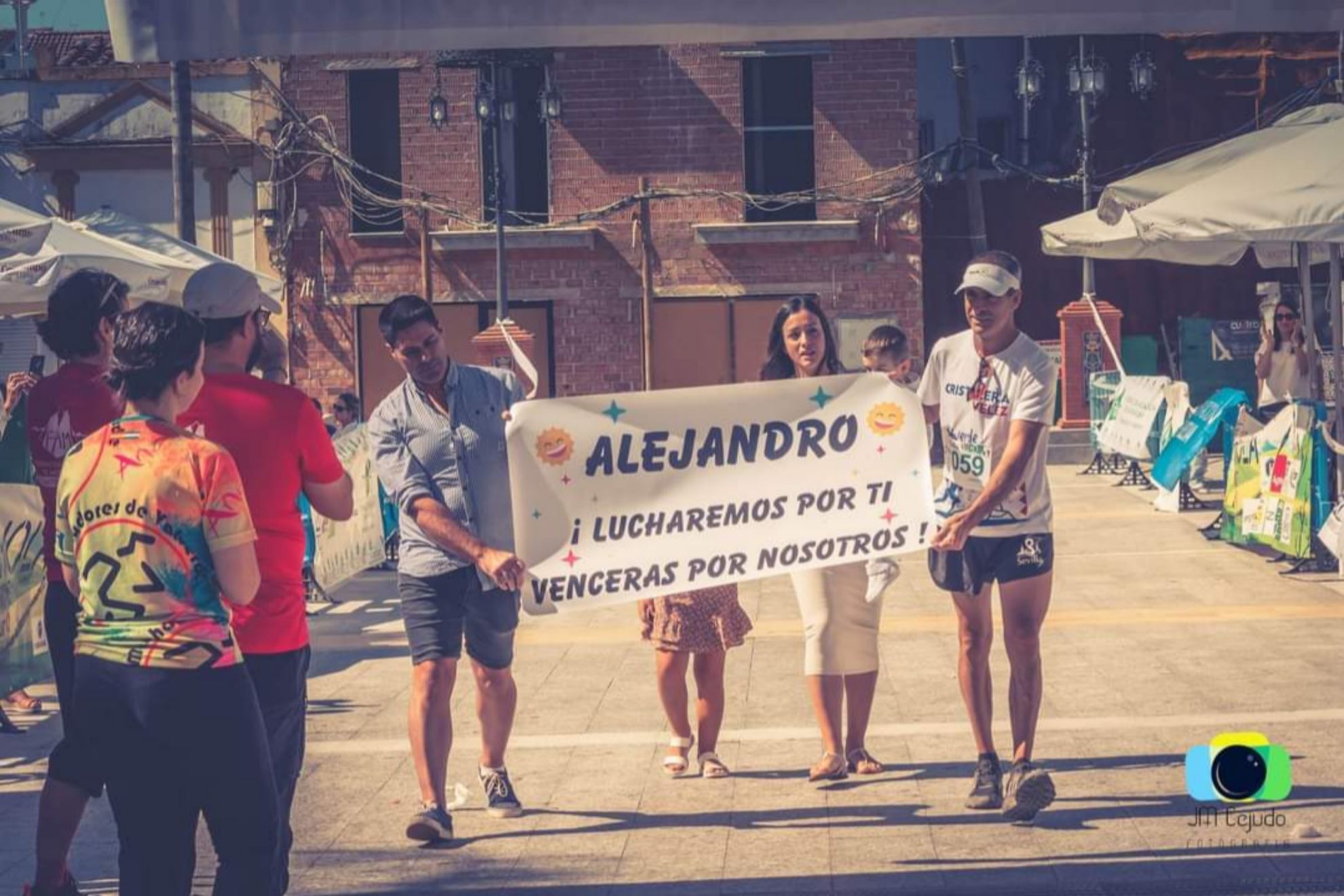 Llegada a meta de Manuel Contioso Cejudo portando la pancarta de apoyo a Alejandro