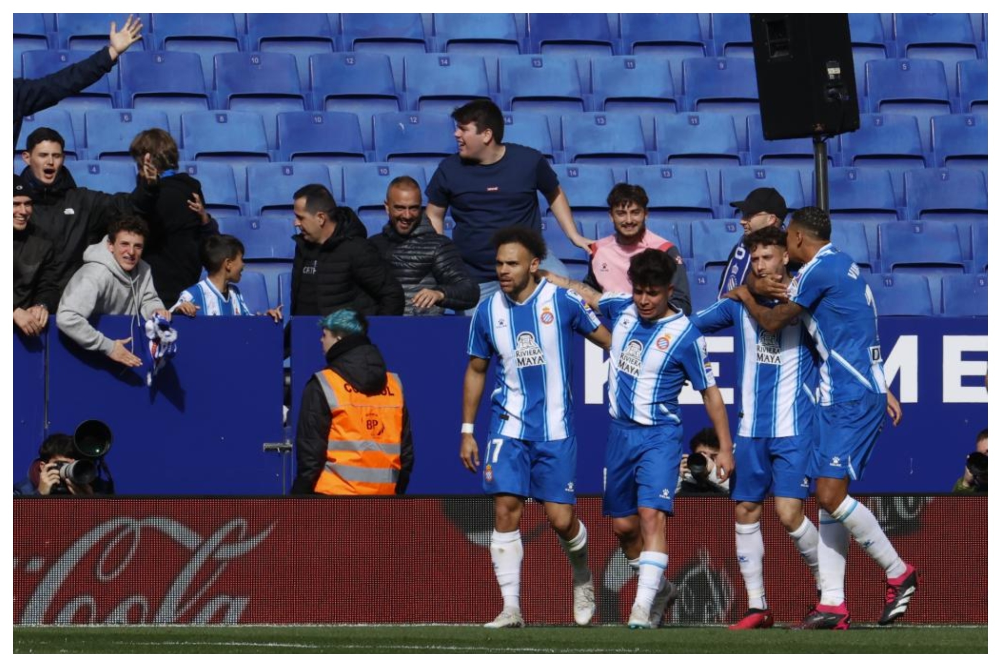 Los jugadores del Espanyol celebran uno de los goles de Braithwaite.