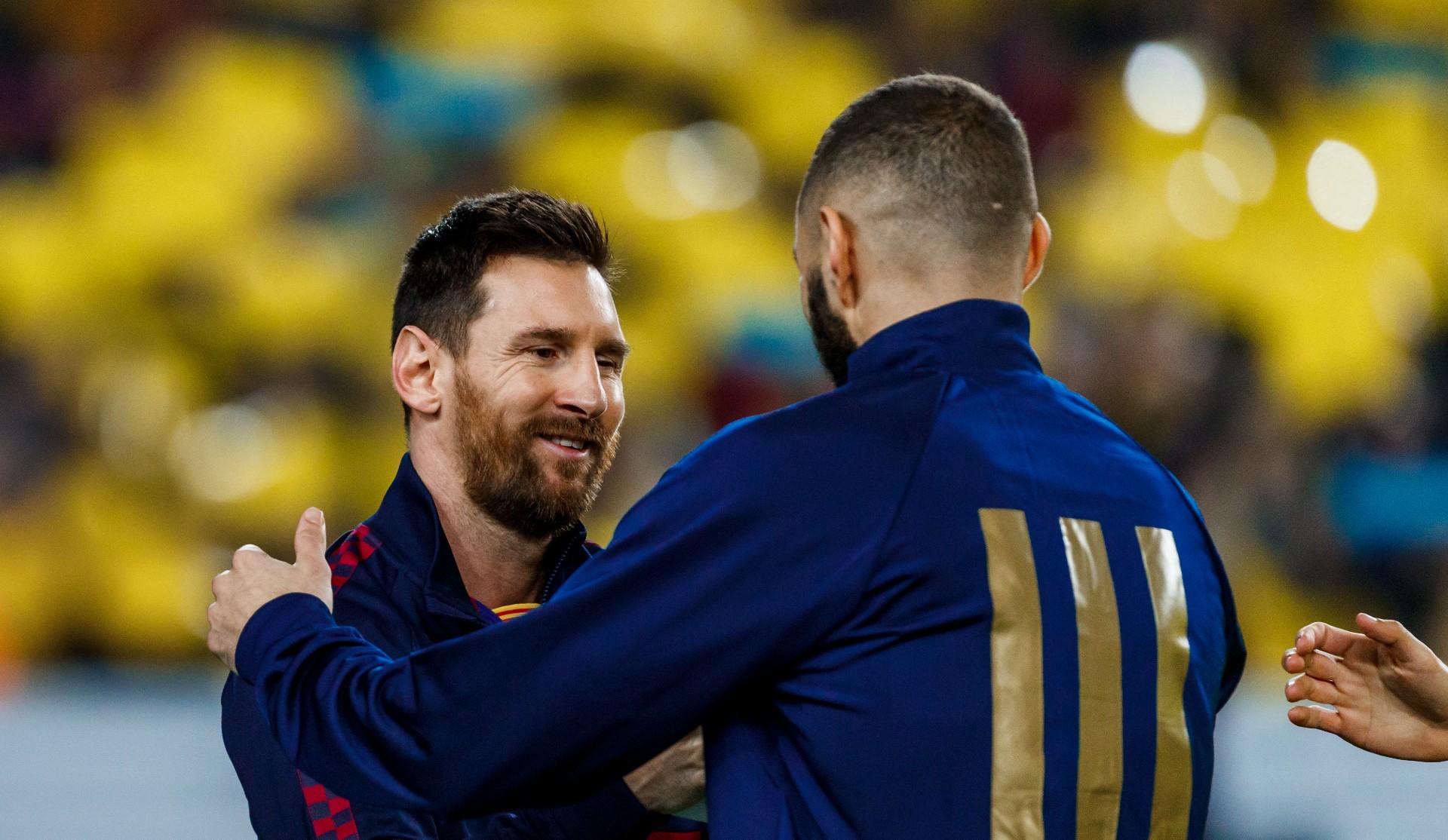 Leo Messi y Karim Benzema se saludan antes de un Real Madrid-Barcelona de hace tres temporadas.