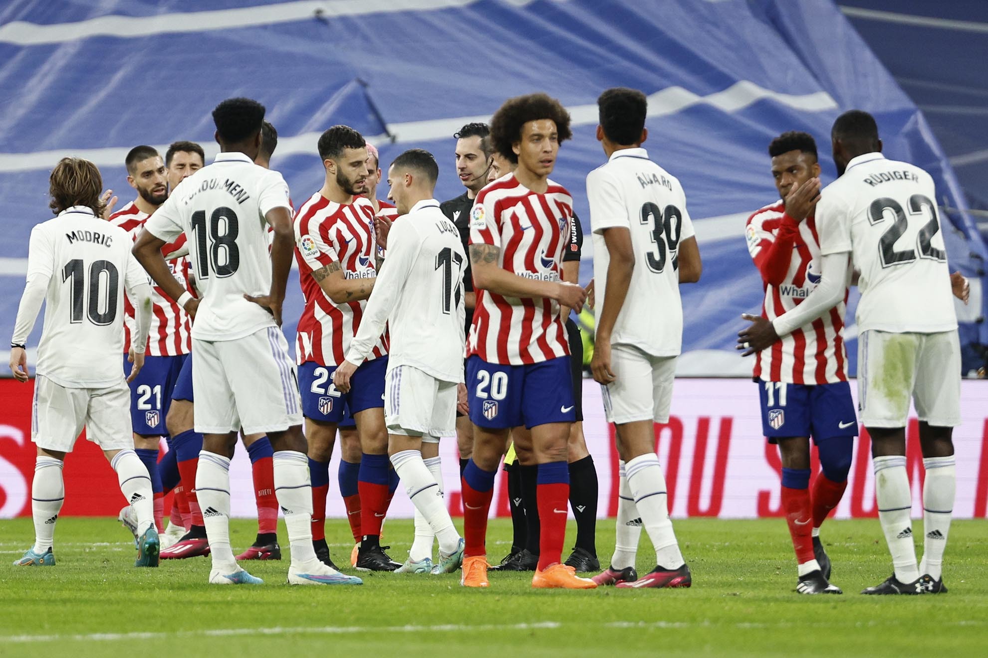 Los jugadores de Real Madrid y Atlético se saludan al acabar el derbi.