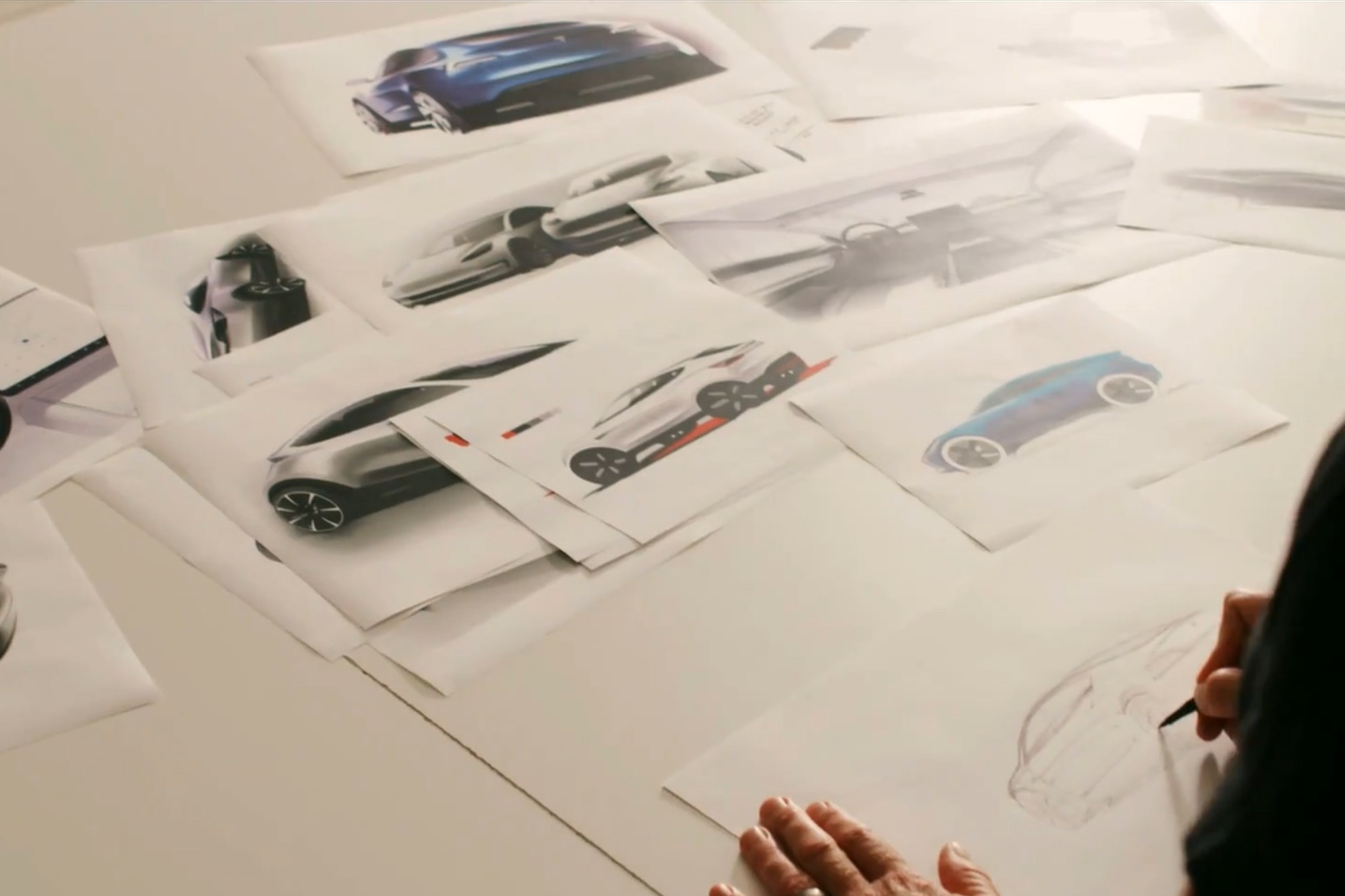 Fotograma de un vídeo de Tesla con bocetos de proyectos de la marca americana.