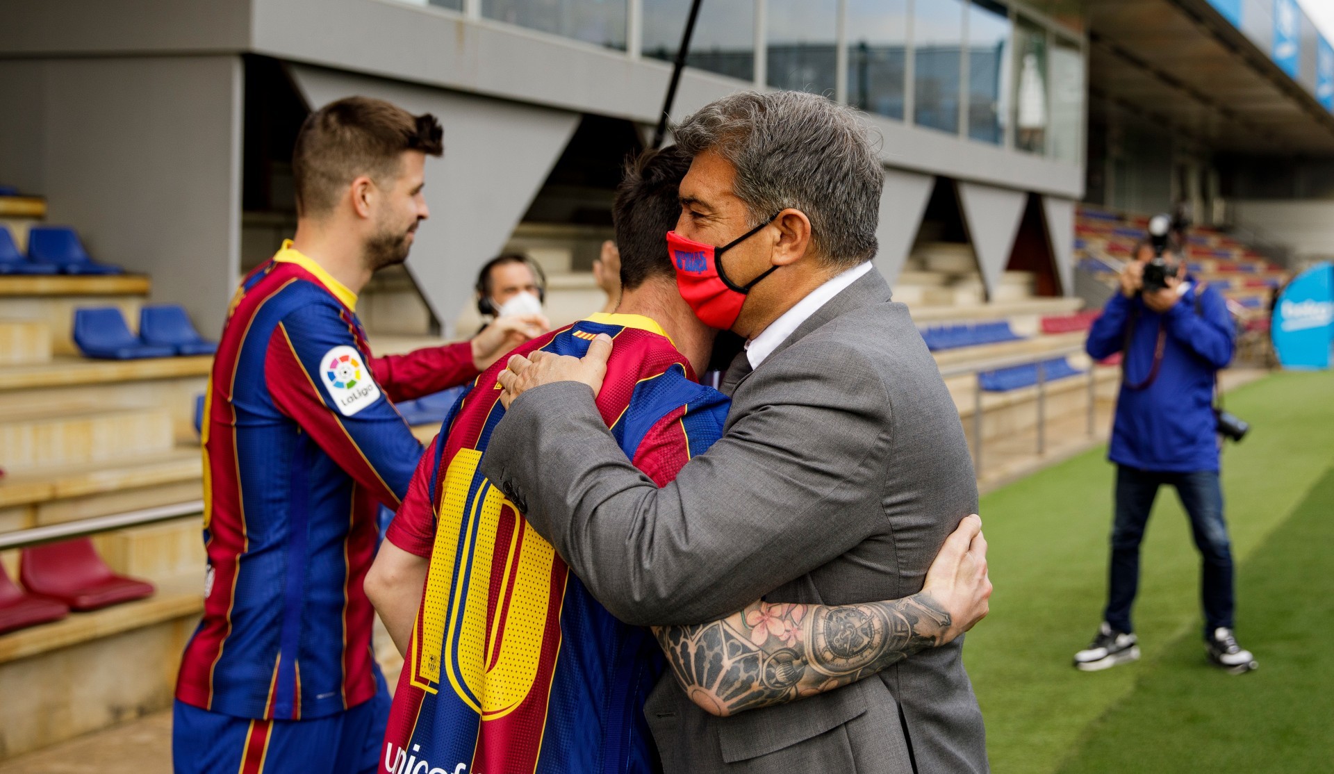 Leo  Messi y Joan Laporta se abrazan en un entrenamiento del Barcelona.