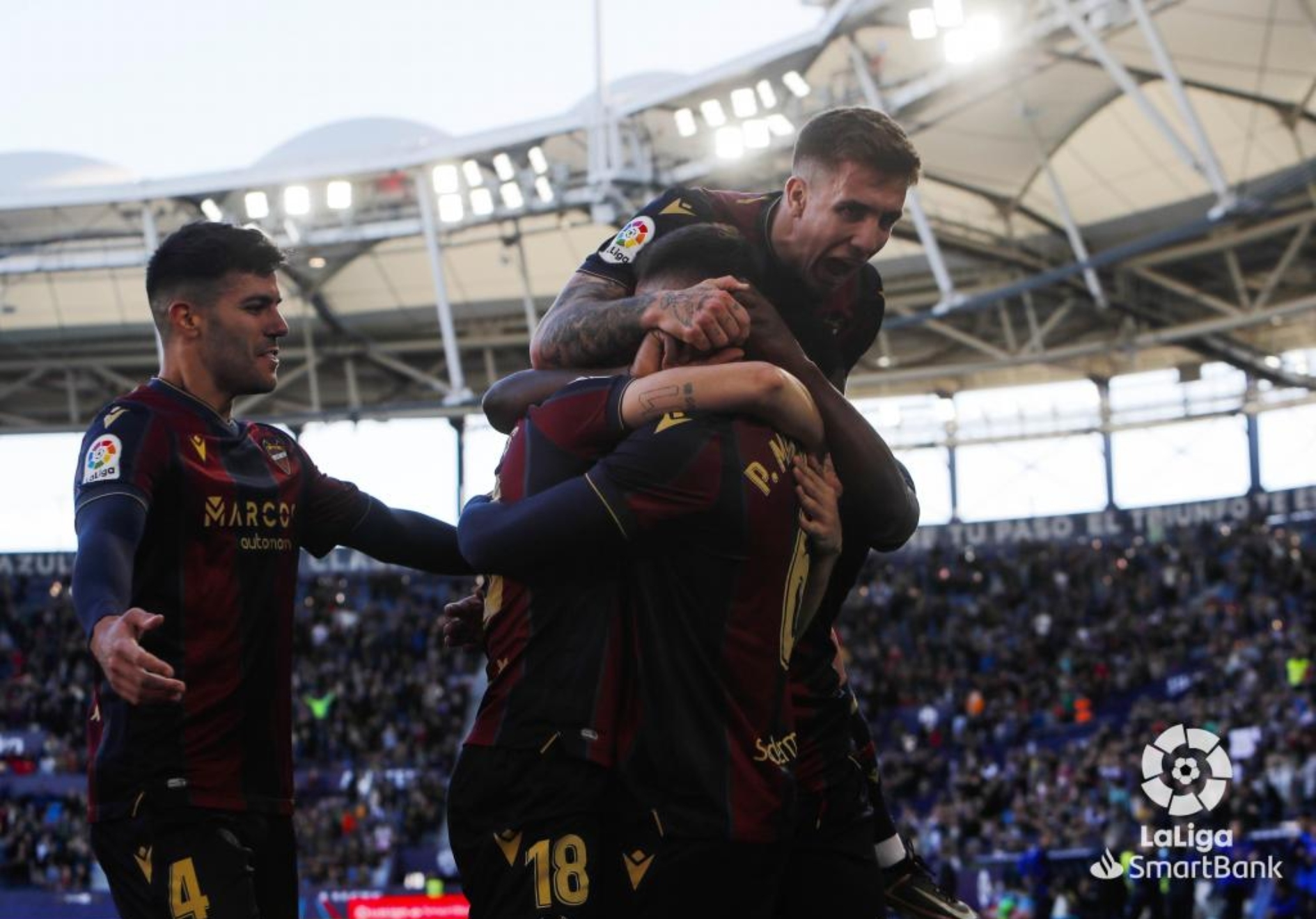 Los jugadores granotas abrazan a Pablo Martínez tras marcar su gol al Lugo.