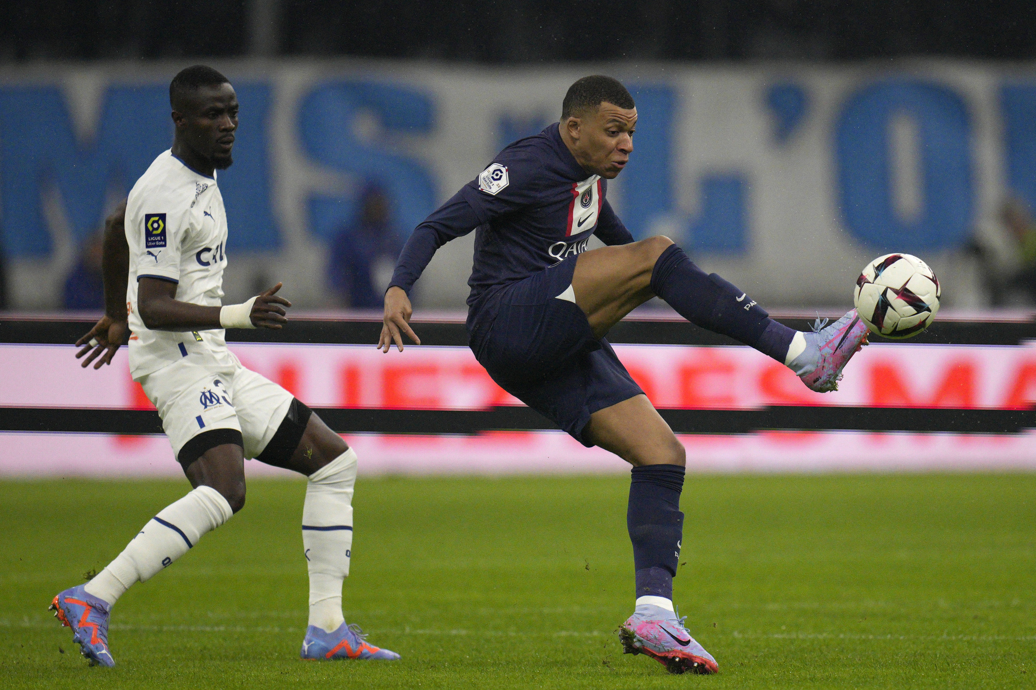 Mbappé controla un balón ante el Marsella.