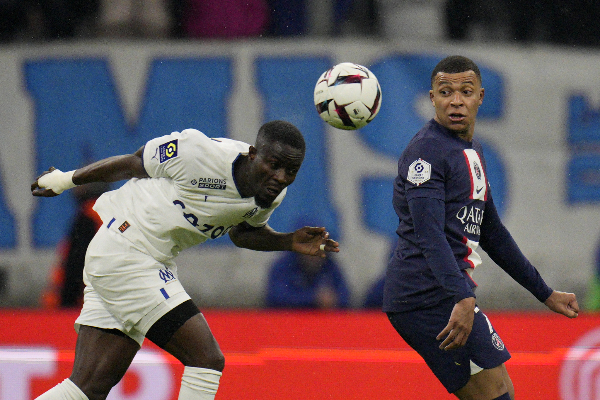 Bailly despeja un balón ante Mbappé.