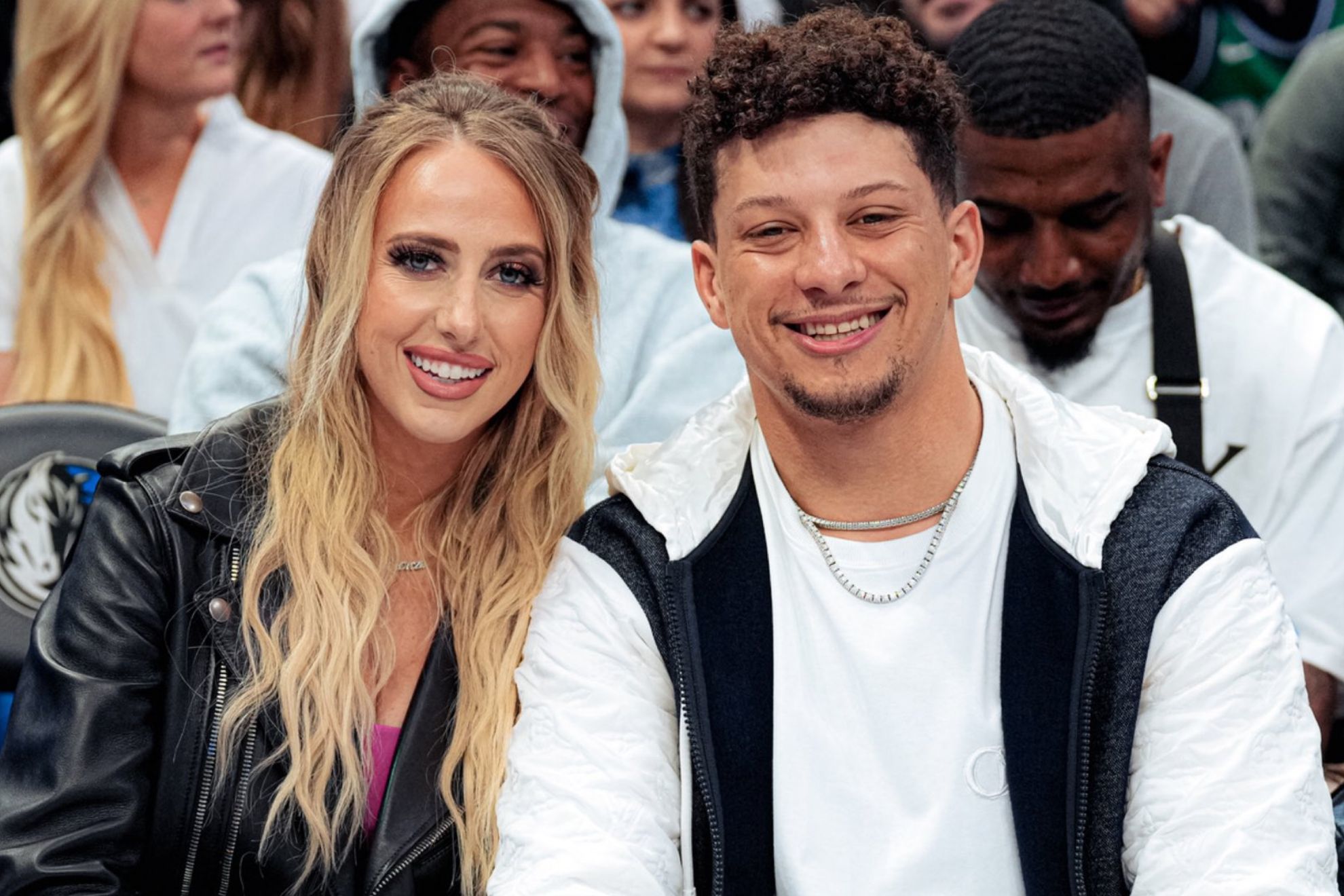 Patrick Mahomes and wife Brittany sit courtside at Lakers-Mavericks game