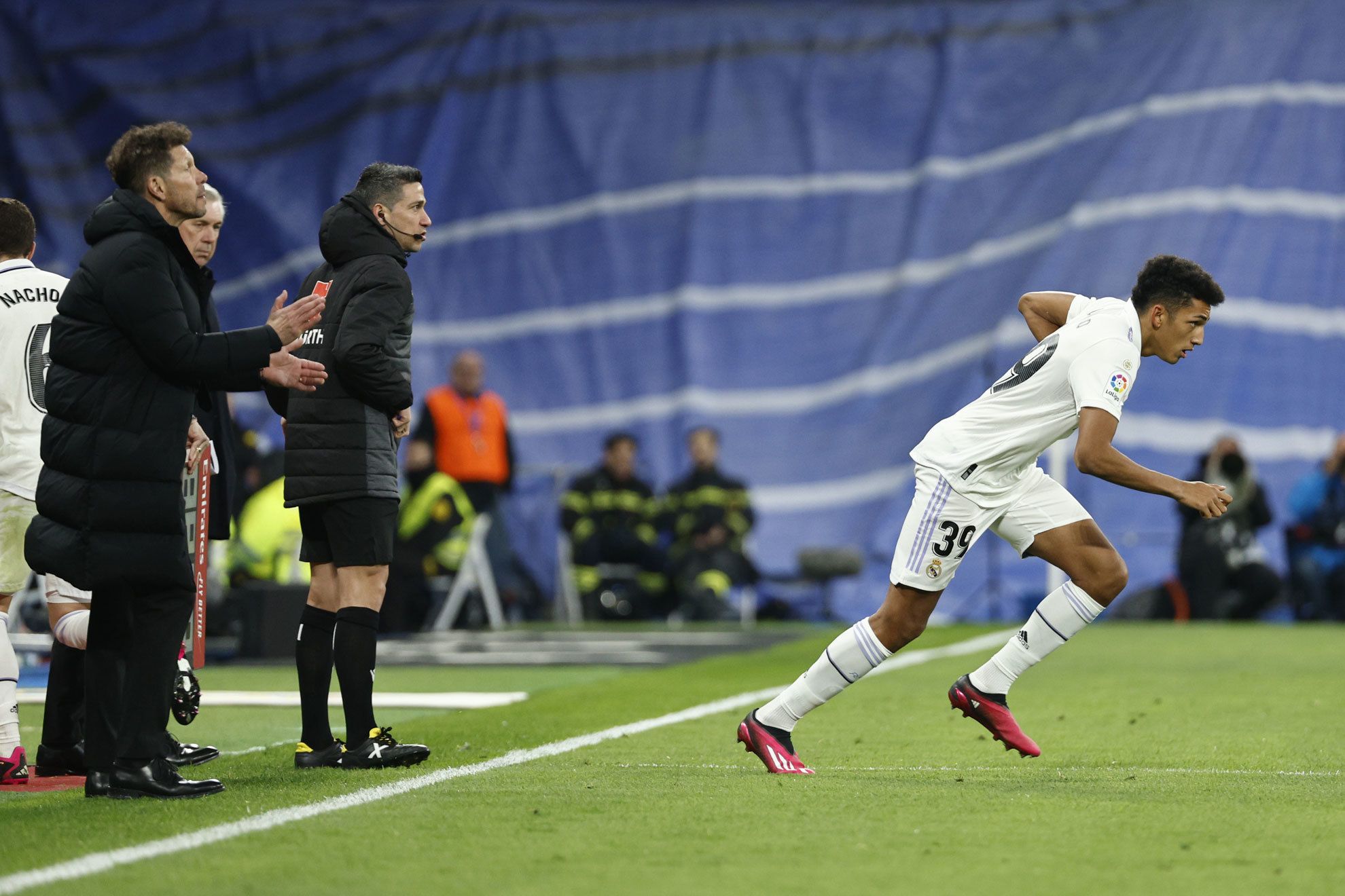 lvaro Rodrguez salta al campo en el Real Madrid-Atltico del pasado sbado.