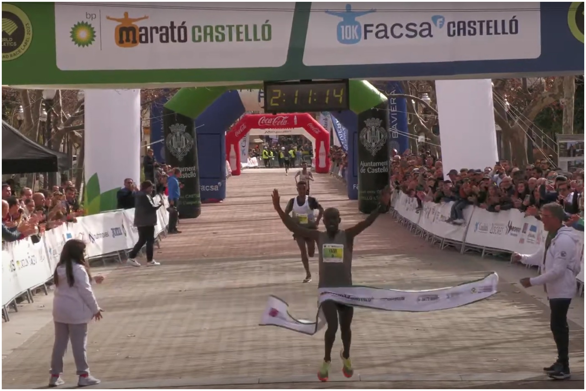 Dadi Yami, a su entrada en la meta como ganador del maratn de Castelln.