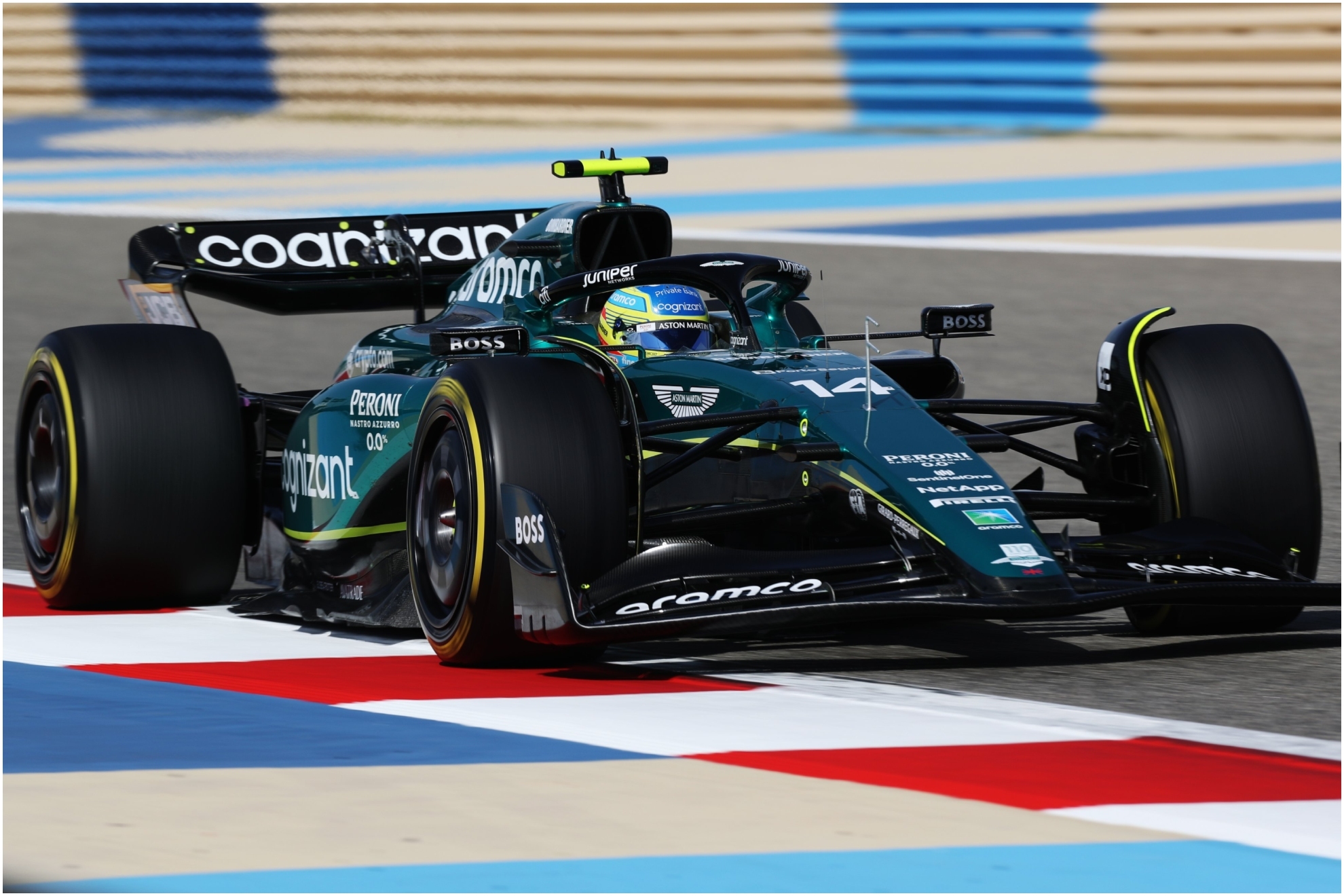 Alonso, al volante del AMR23, durante los test de de Bahréin.