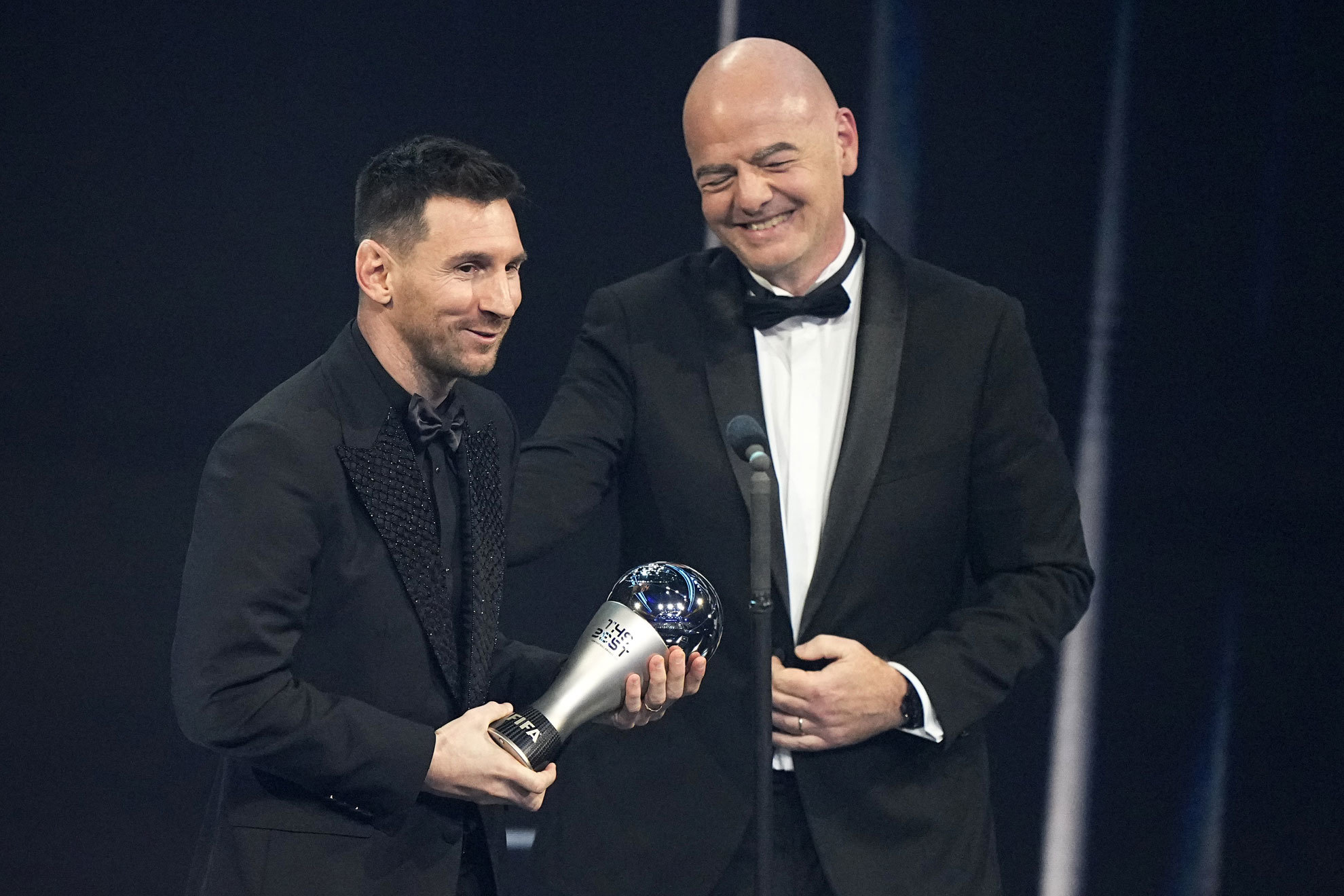 Leo Messi recoge el premio The Best de manos de Infantino.