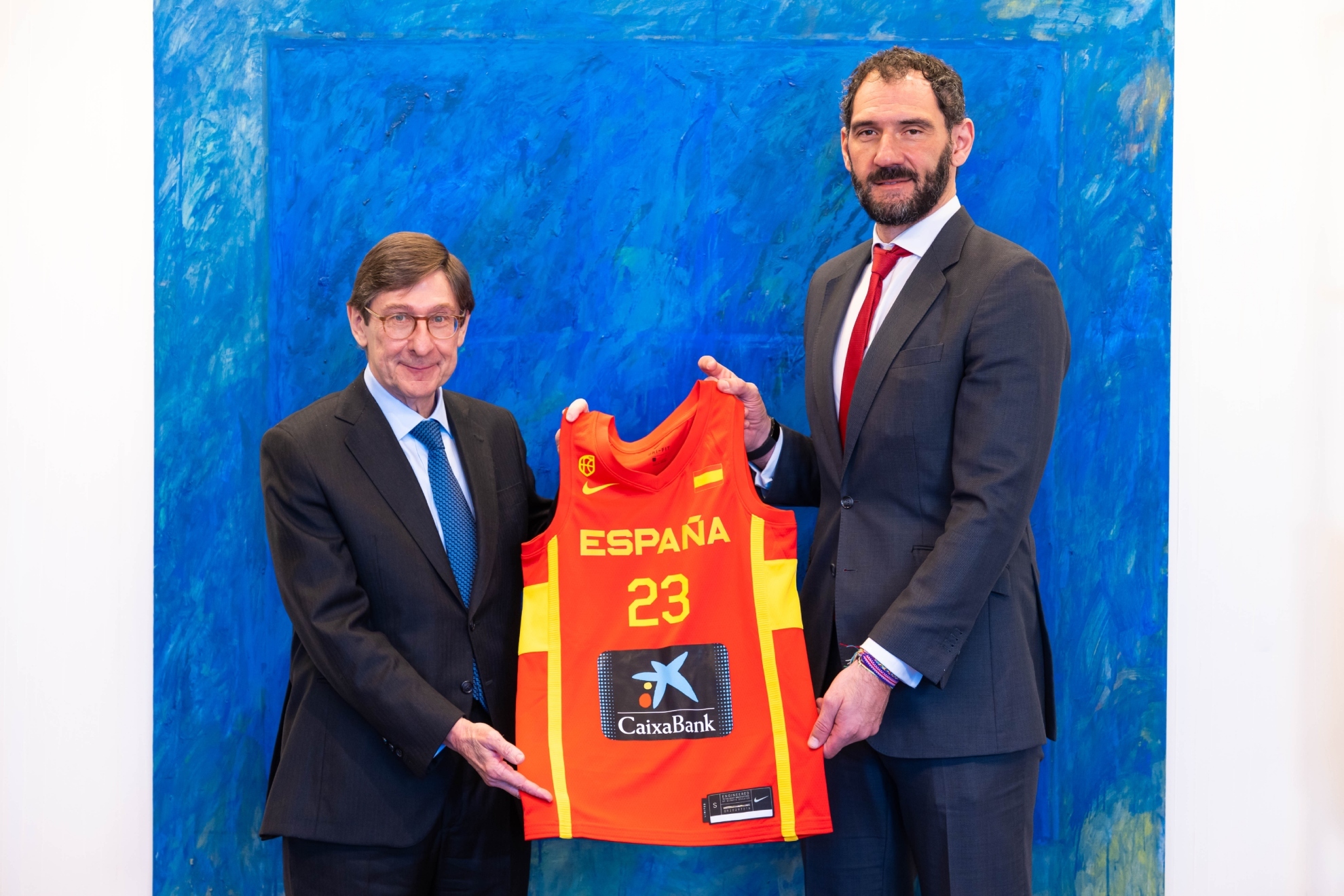 José Ignacio Goirigolzarri, presidente de CaixaBank, y Jorge Garbajosa, presidente de la Federación Española de Baloncesto, en la firma.