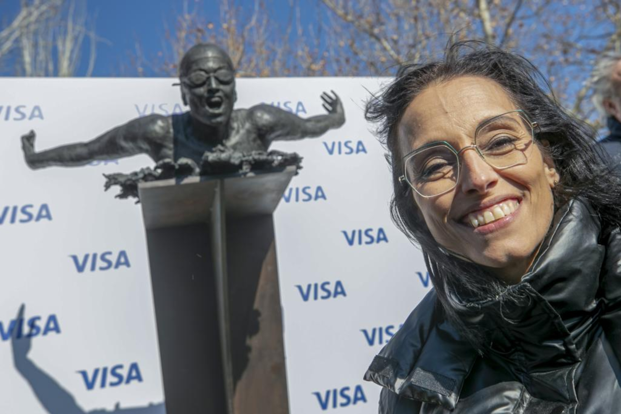 Teresa Perales posa junto a su escultura.