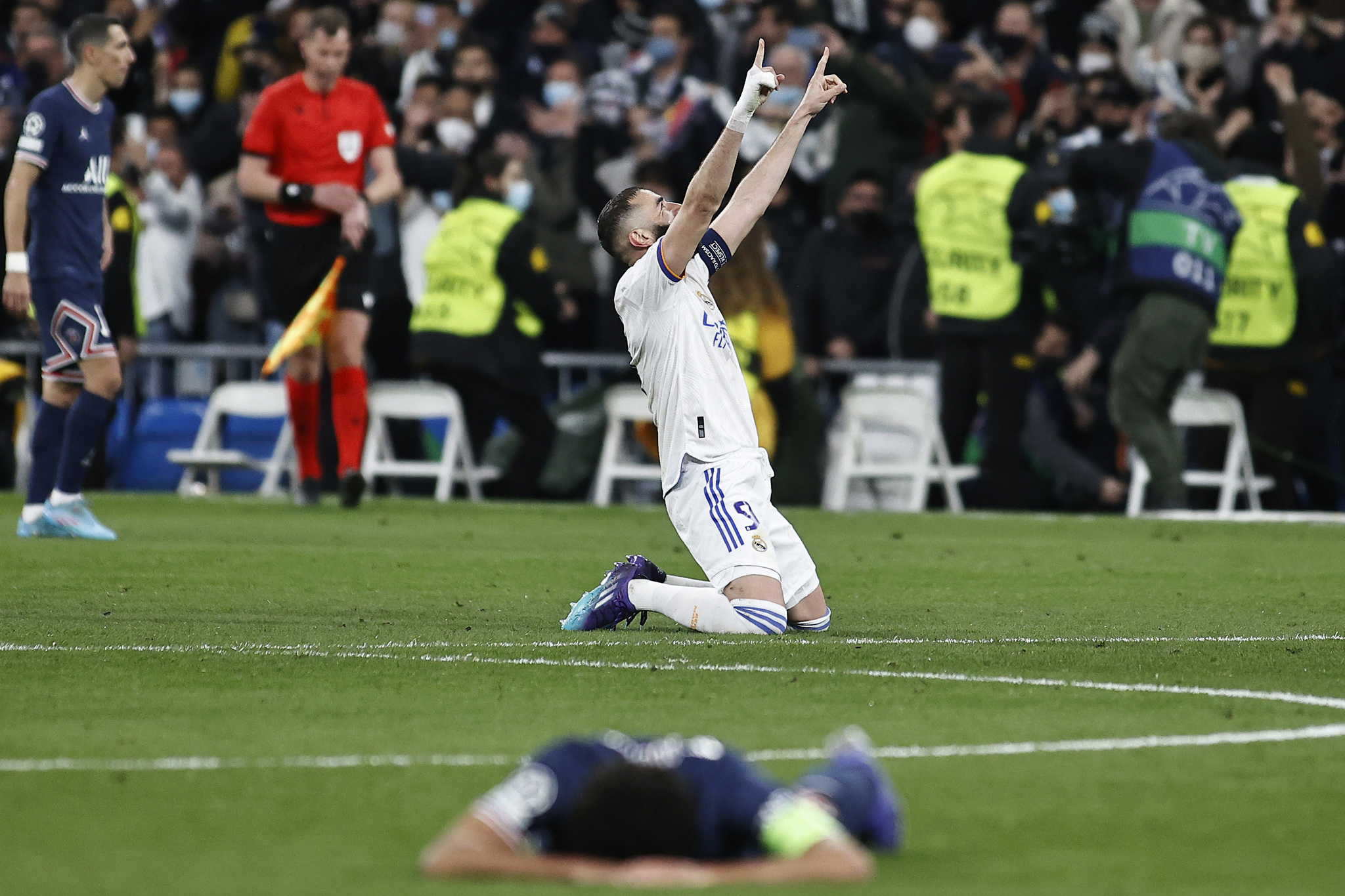 Benzema celebra la clasificacin en la pasada Champions ante un PSG hundido.