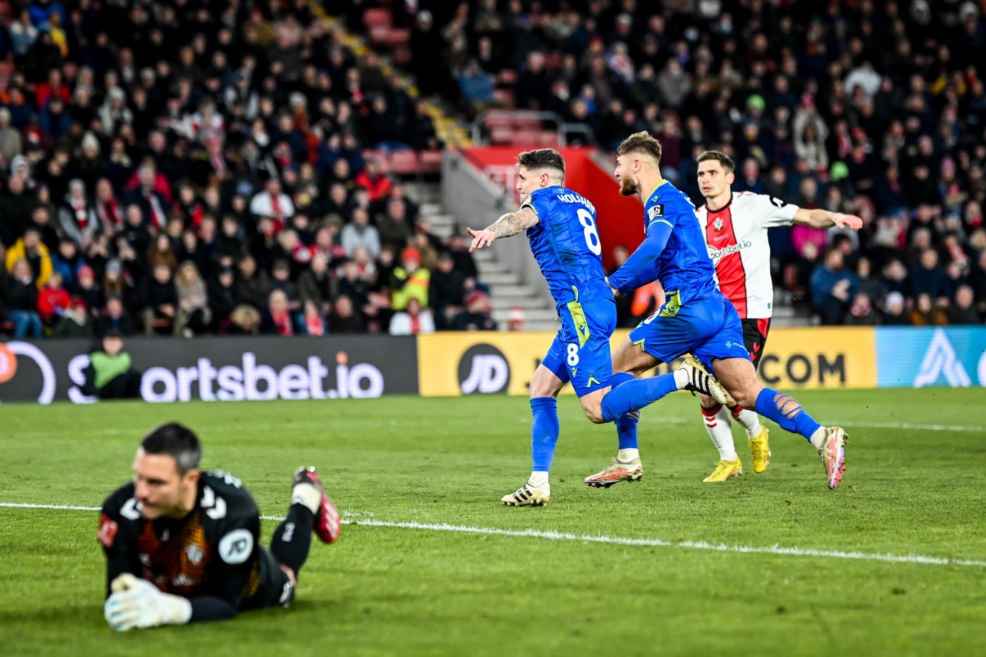 Holohan, celebra uno de sus dos goles al Southampton desde el punto de penalti