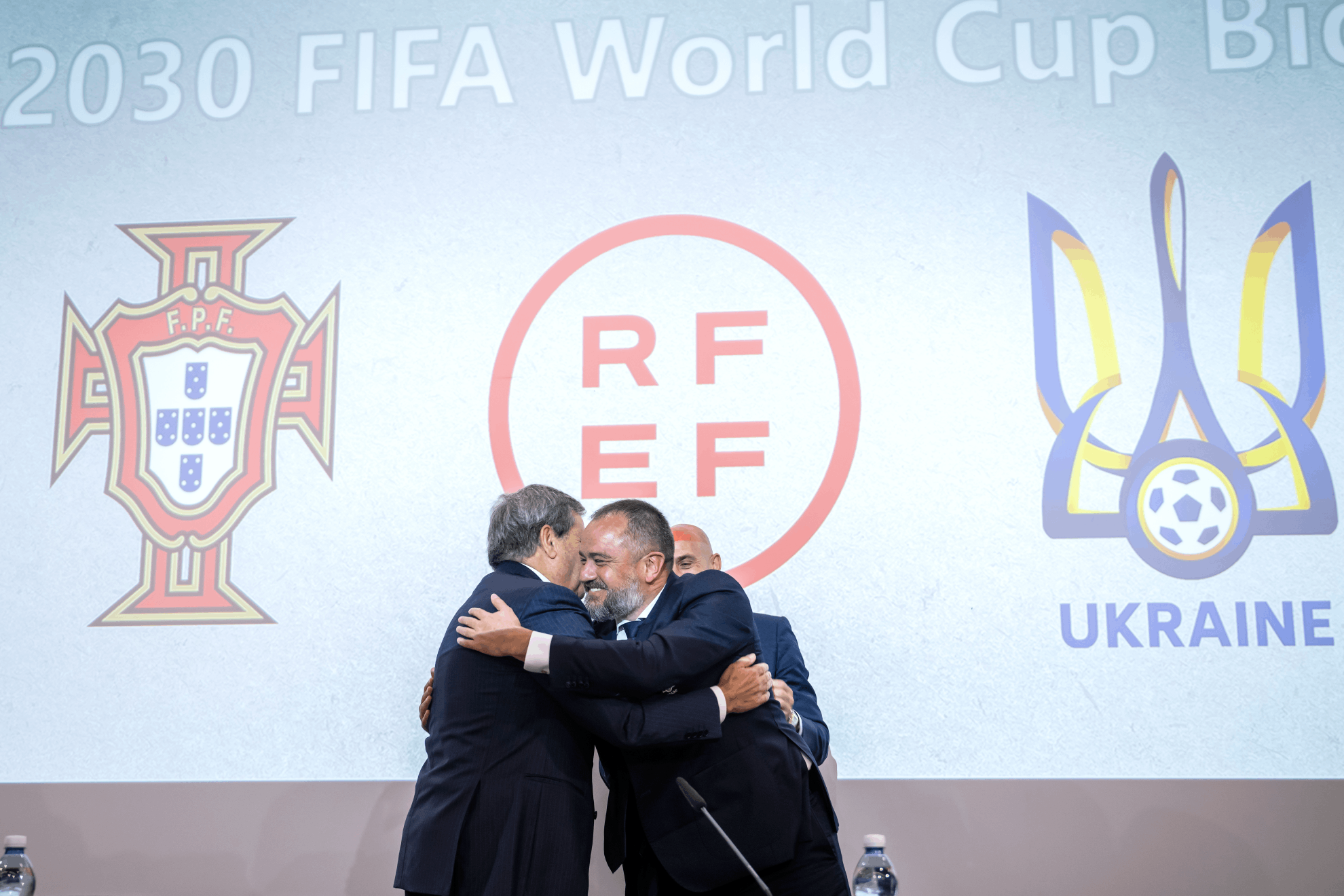Andriy Pavelko, presidente de la federacin ucraniana se abraza a Fernando Gomes, presidente de la portuguesa, con Rubiales detrs