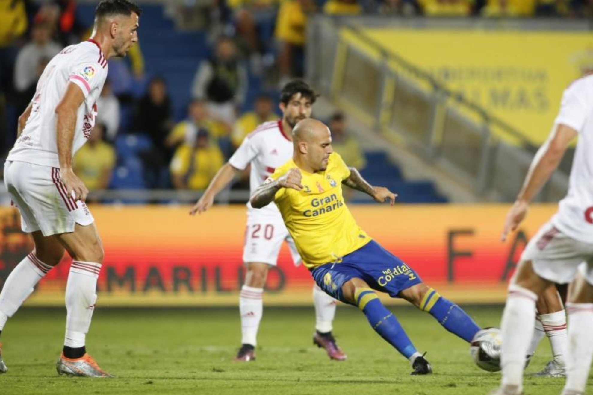 Sandro golpea el balón en un partido de Las Palmas.