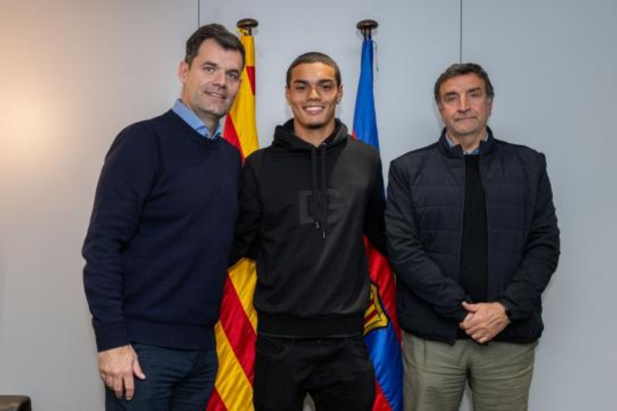 Joan Soler, Joao Mendes y Jos Ramn Alexanko, tras la firma del contrato. FCB