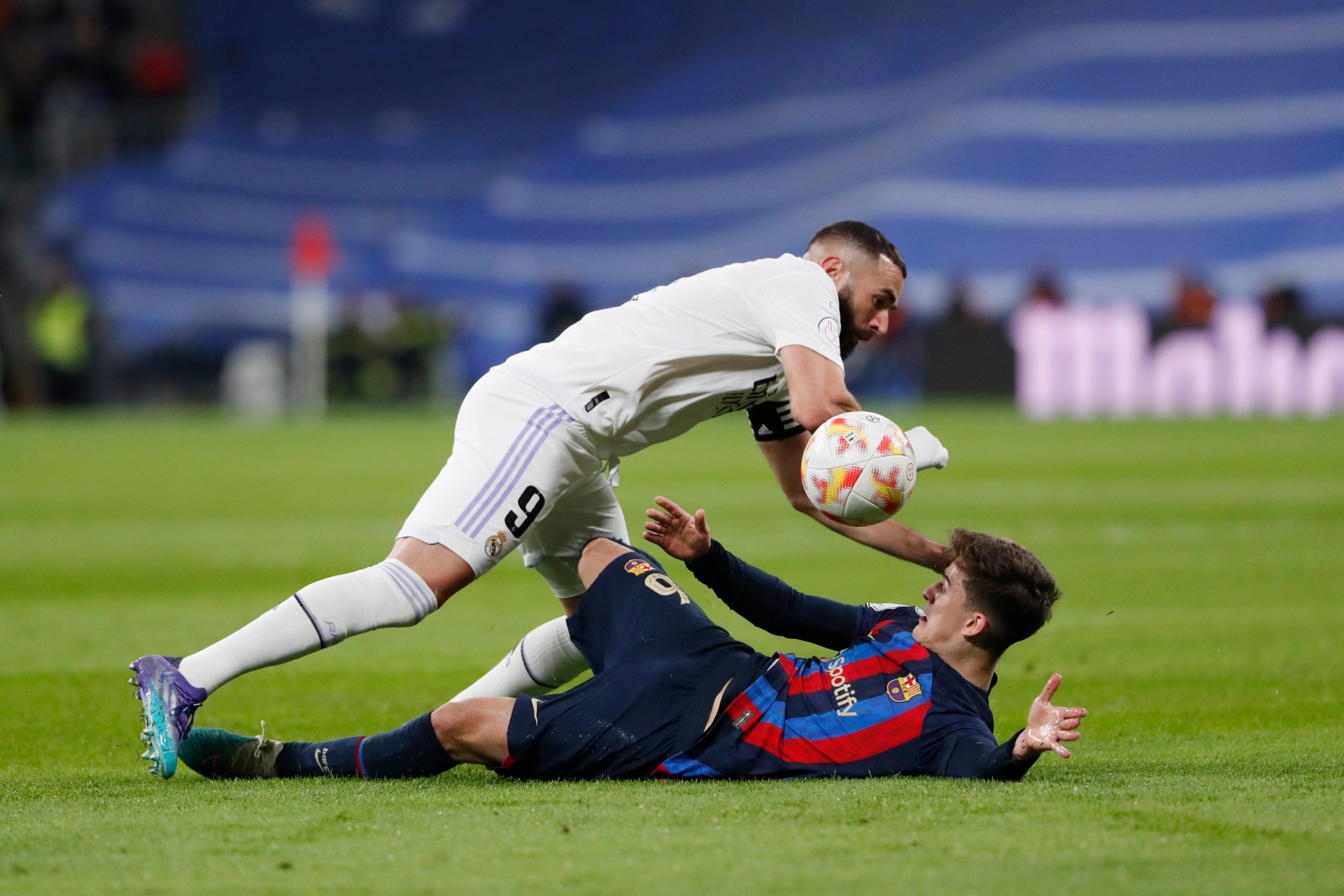 Benzema y Gavi, en una disputa durante la ida de la semifinal de la Copa del Rey/CHEMA REY