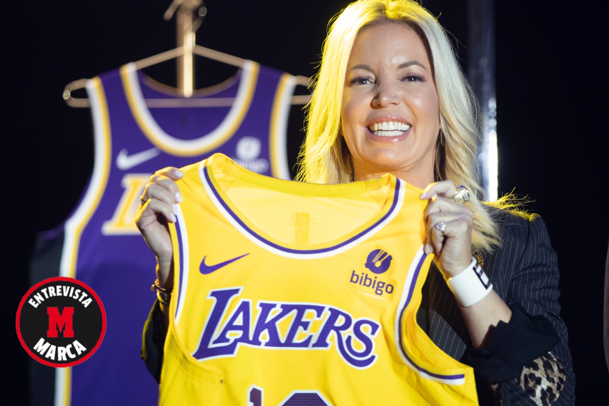 Jeanie Buss, con una camiseta de los Lakers /GettyImages