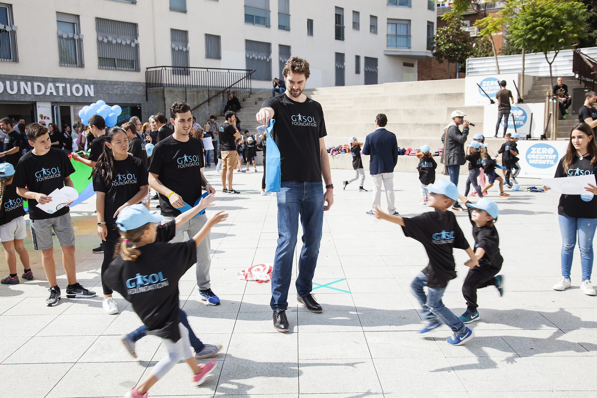 Pau Gasol juega con unos niños junto a la sede de su Fundación /Fundación Gasol