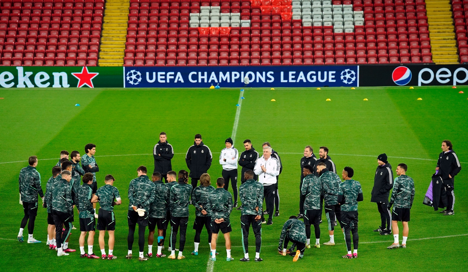 Carlo Ancelotti se dirige a toda la plantilla en la previa ante el Liverpoolen el partido de Champions.