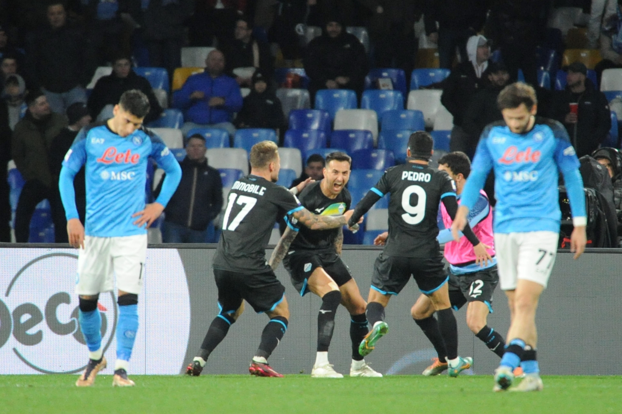 Los jugadores de la Lazio celebran el gol de Vecino.