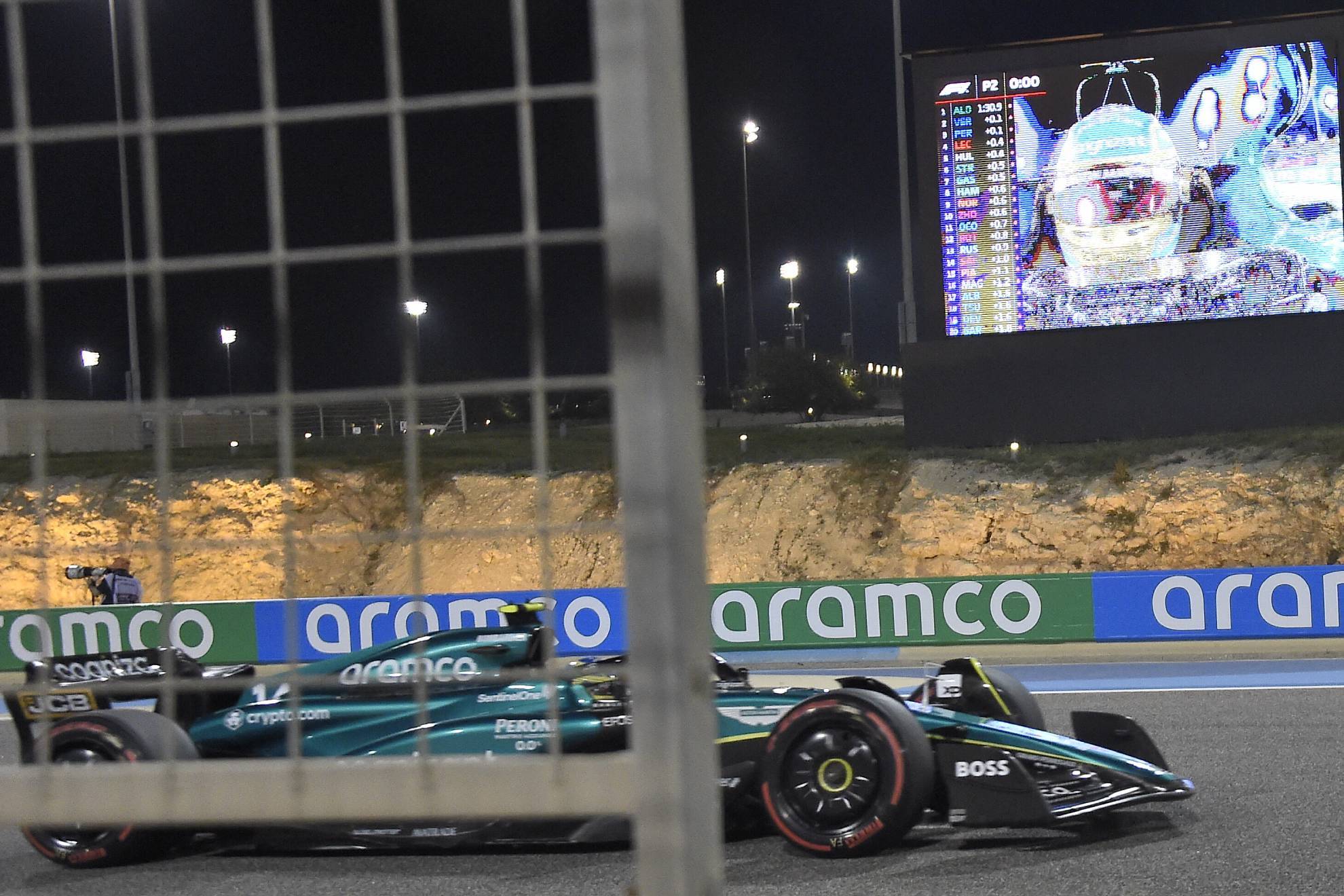 Fernando Alonso, durante los Libres 2 del GP de Bahréin.