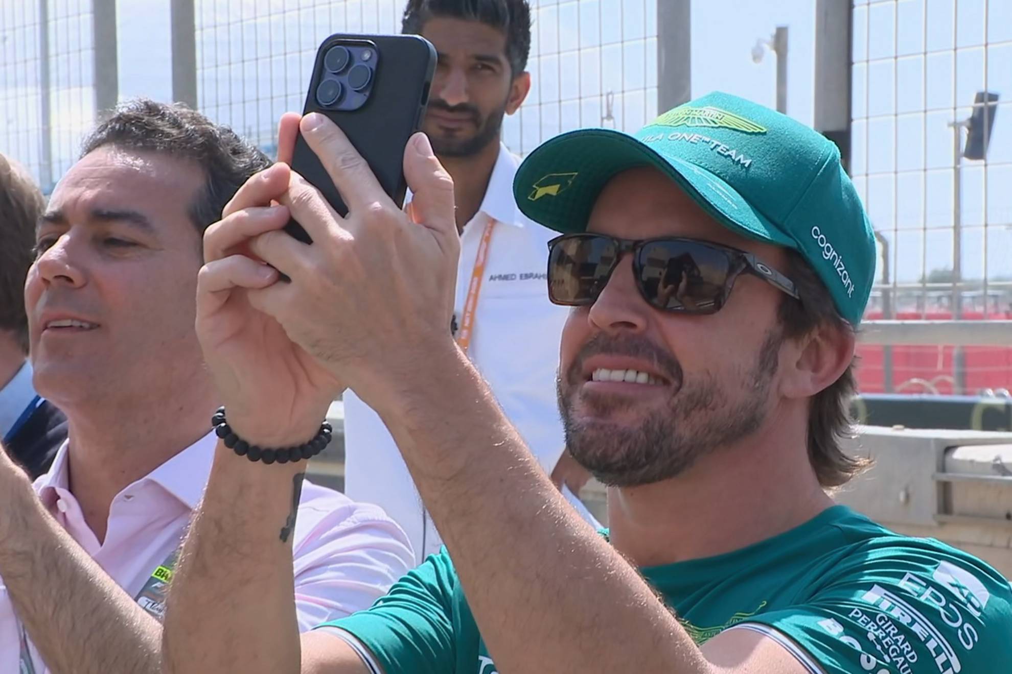 Alonso, fotografiando a Bortoleto en el podio.