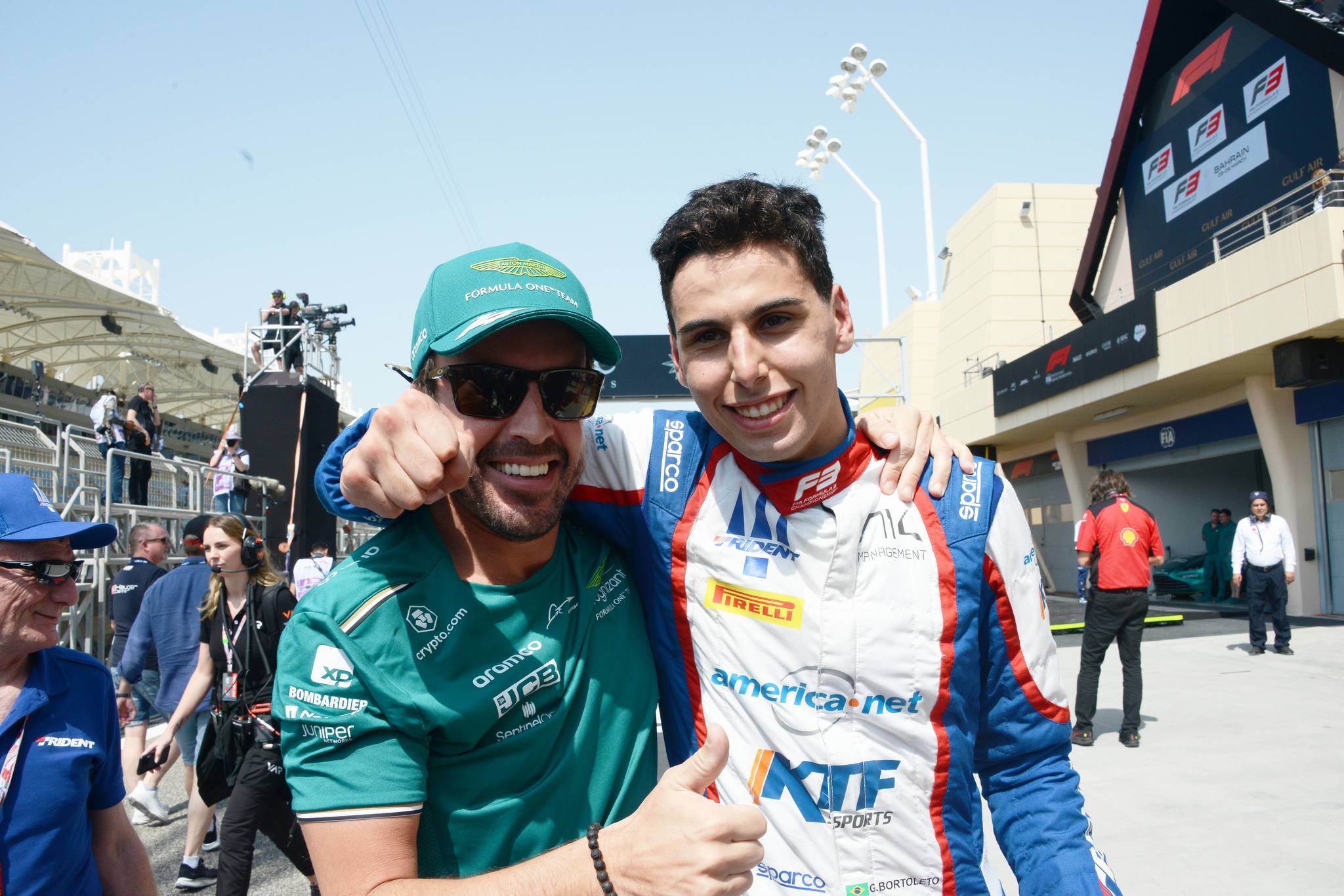 Alonso felicita a Bortoleto antes del podio de la F3 este domingo.