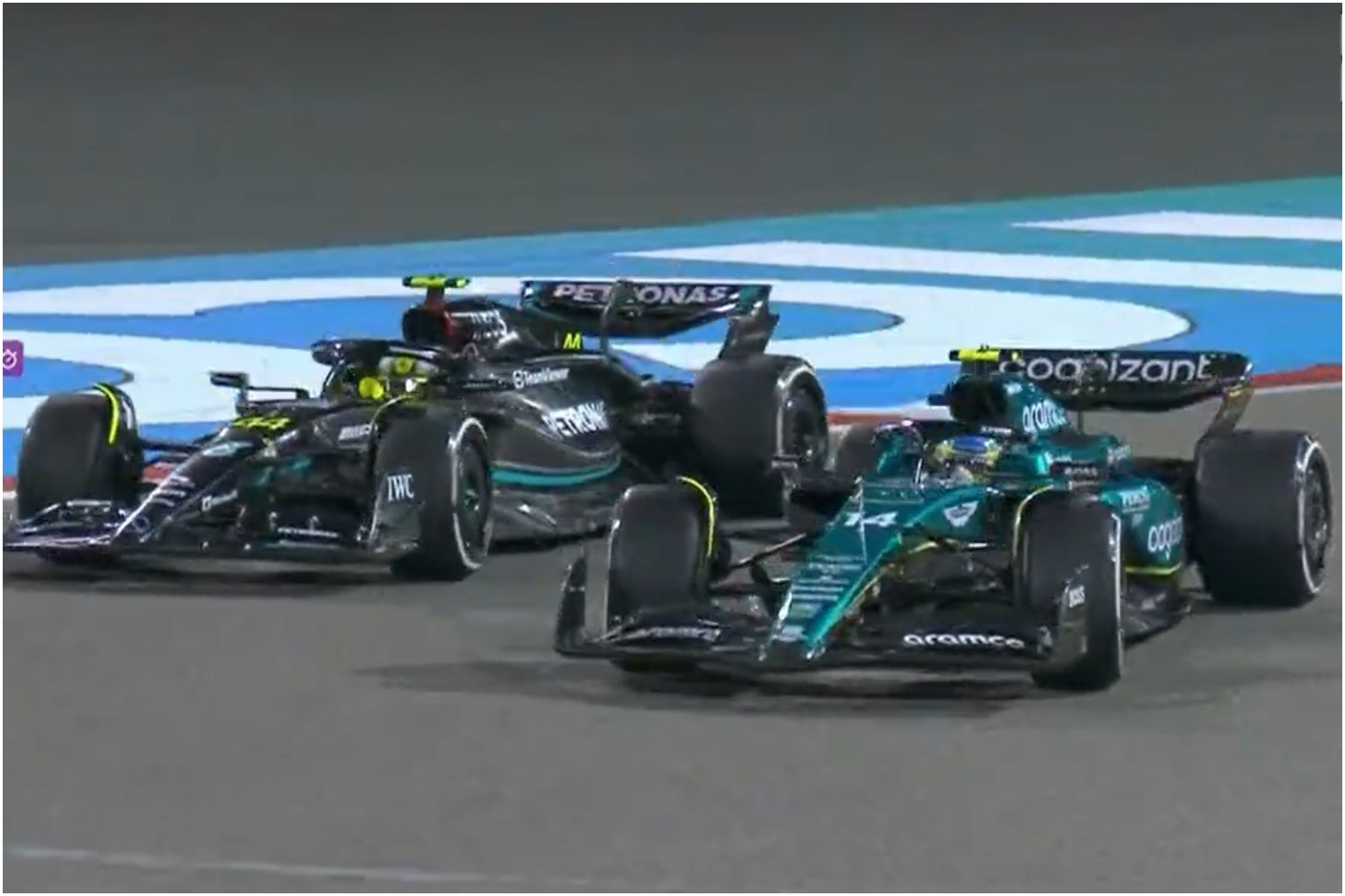 Alonso, superando a Hamilton.