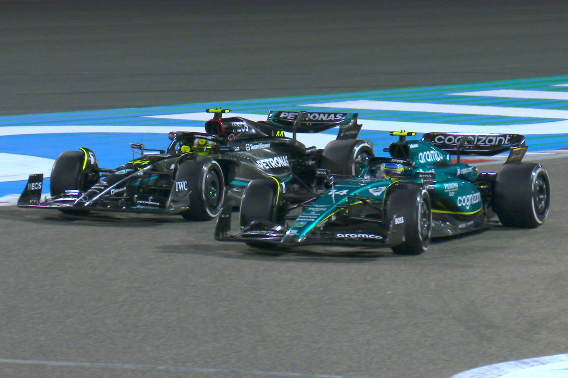 Alonso, pasando a Hamilton, en el mejor adelantamiento en Bahréin.