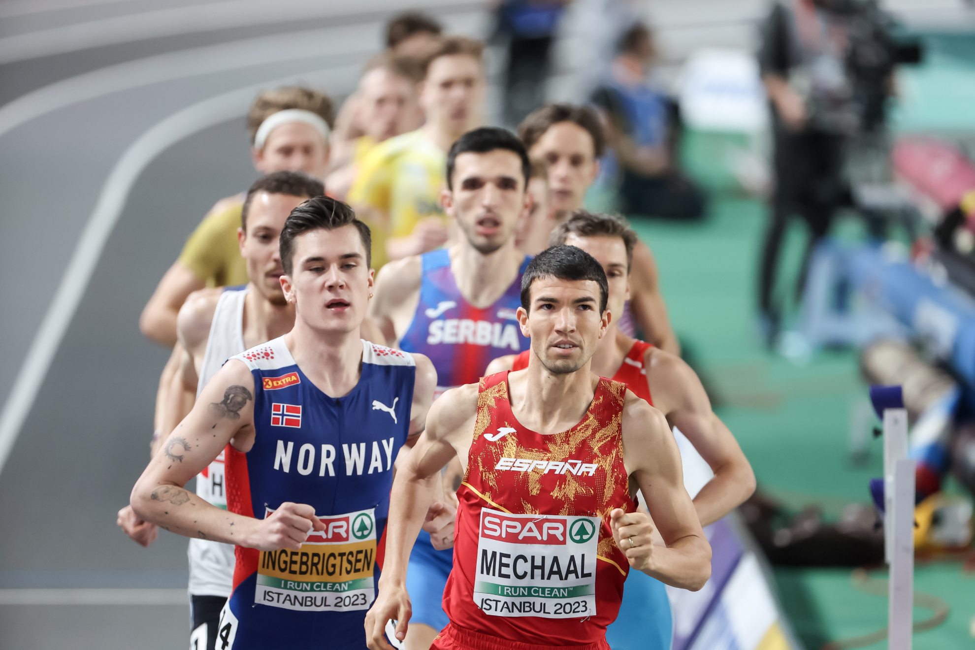 Jakob Ingebrigtsen y Adel Mechaal en la final de los 3.000 metros del Europeo de Estambul.