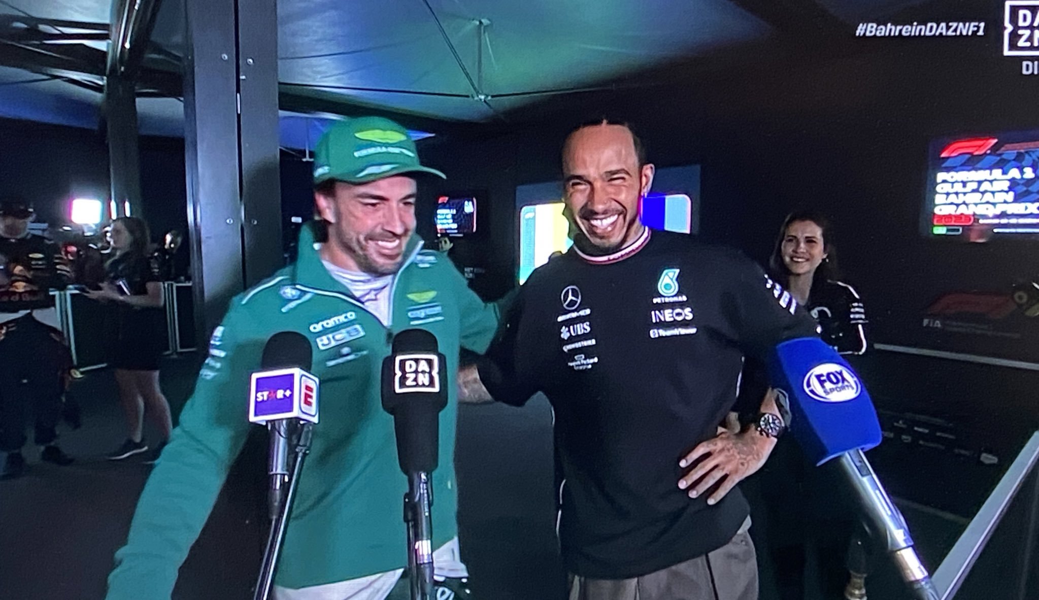 Fernando Alonso y Hamilton se saludan en el 'corralito' con la prensa.