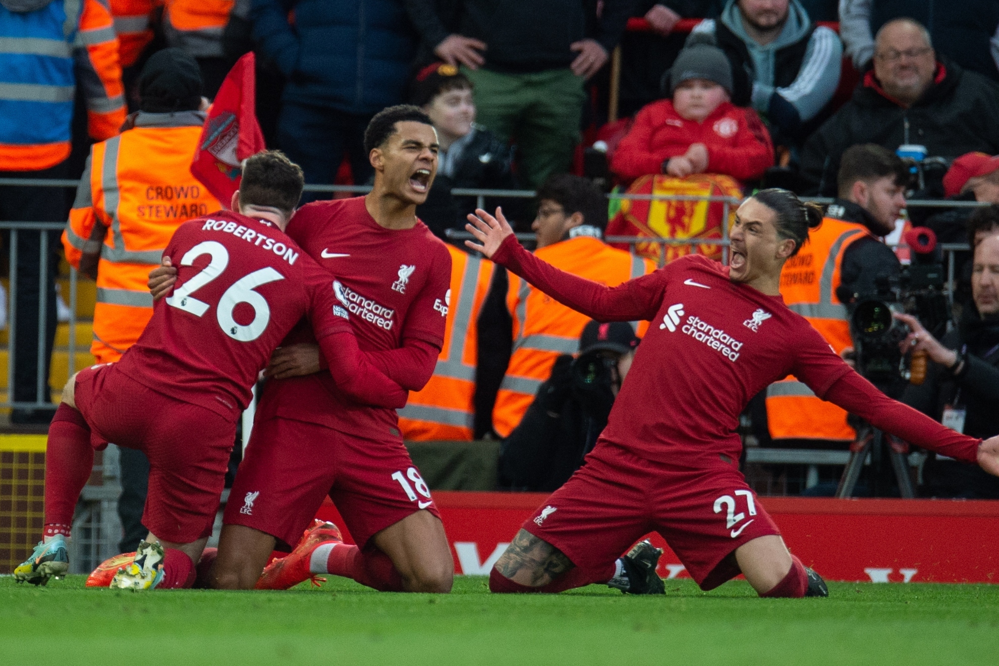 Robertson, Gakpo y Darwin N��ez celebran un gol del Liverpool.